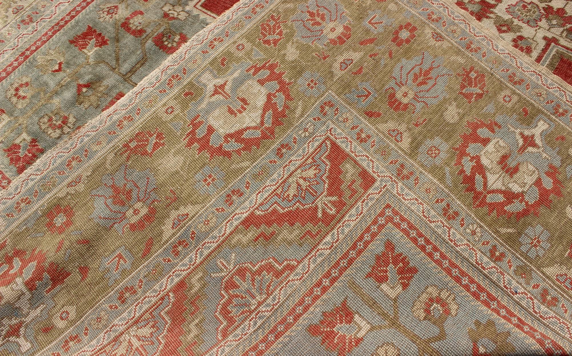 Türkischer Oushak Vintage-Teppich mit Blumenmuster aus der Mitte des Jahrhunderts in Rot, Blau, Grün und Elfenbein im Angebot 1