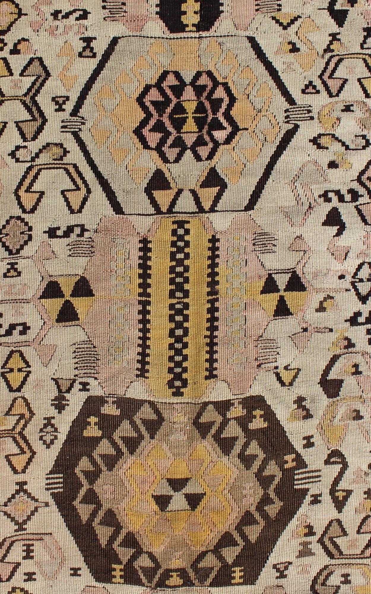 Tissé à la main Tapis de galerie Kilim turc vintage avec motif tribal en brun, rose et jaune en vente