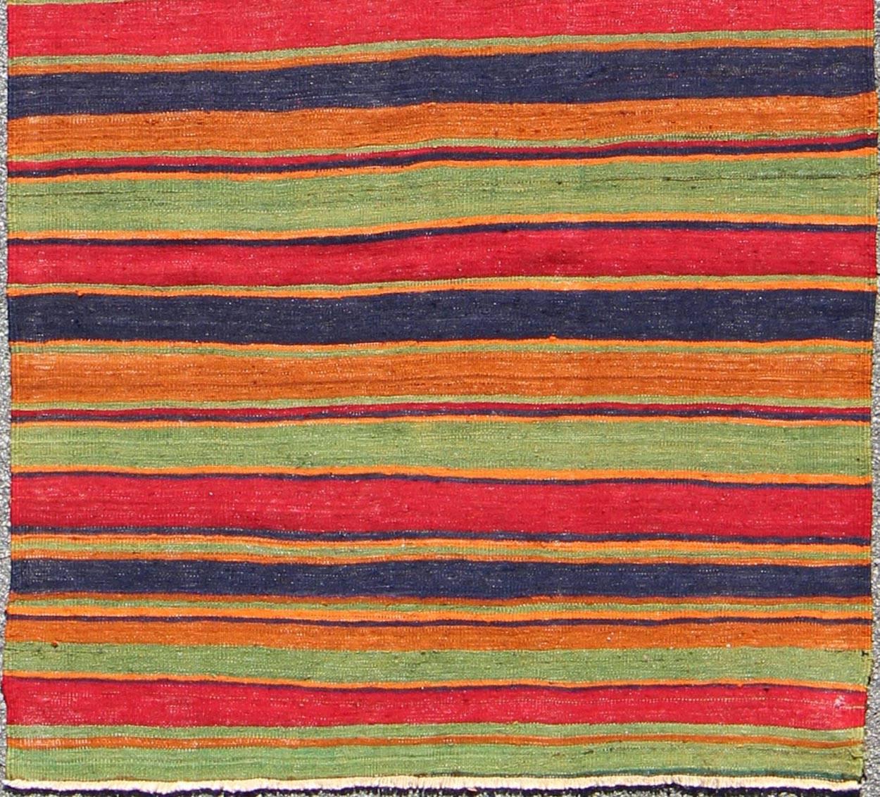 Vintage Kilim runner with horizontal stripes in orange, green, blue, red, gold, rug TU-EMD-95028, country of origin / type : Turquie / Kilim, vers le milieu du 20e siècle

Doté d'un motif répétitif de rayures horizontales, ce Kilim unique du