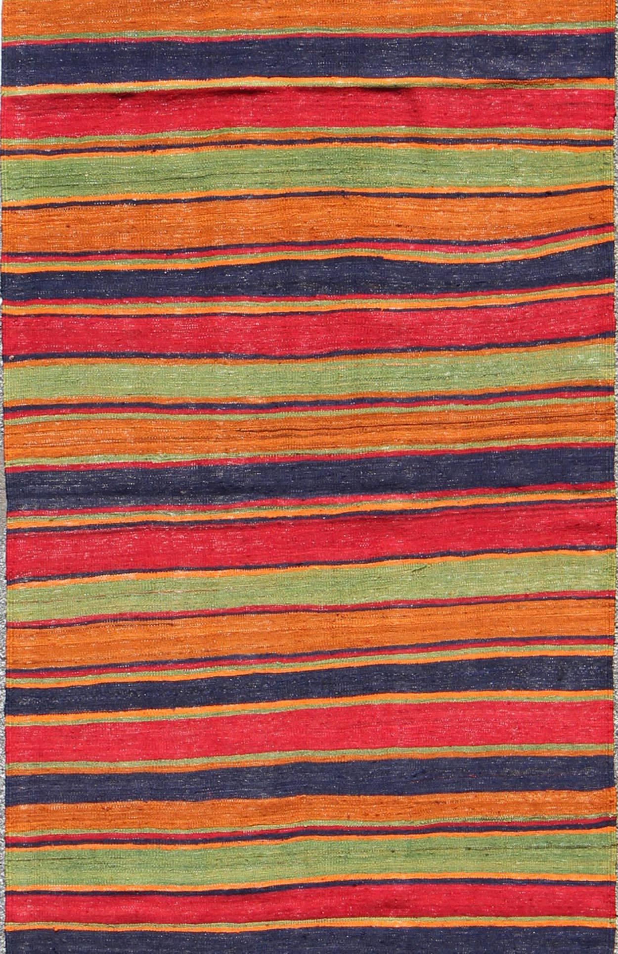 Turc Tapis de couloir Kilim vintage à rayures horizontales orange, vert, bleu, rouge, or en vente