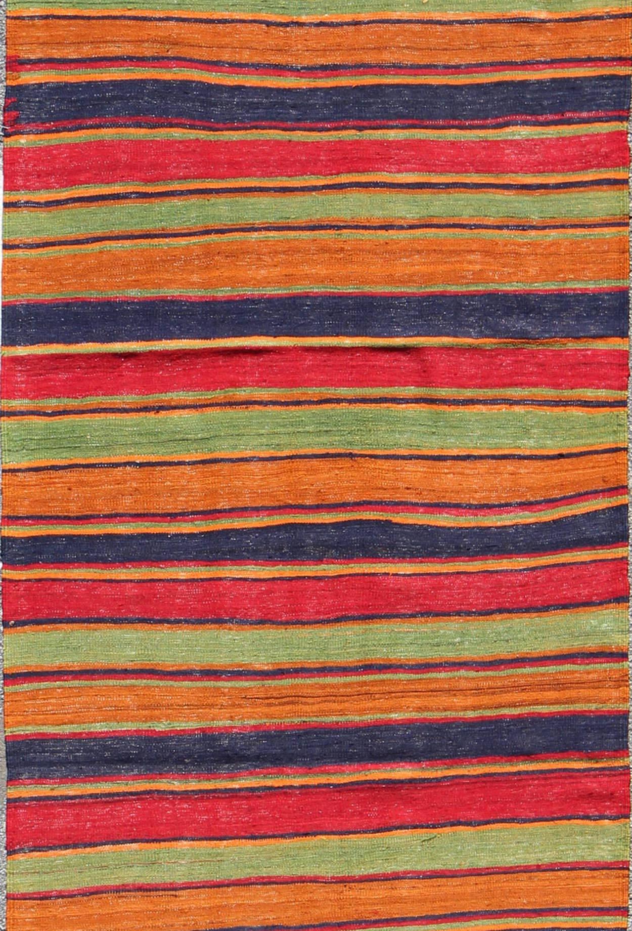 Tissé à la main Tapis de couloir Kilim vintage à rayures horizontales orange, vert, bleu, rouge, or en vente