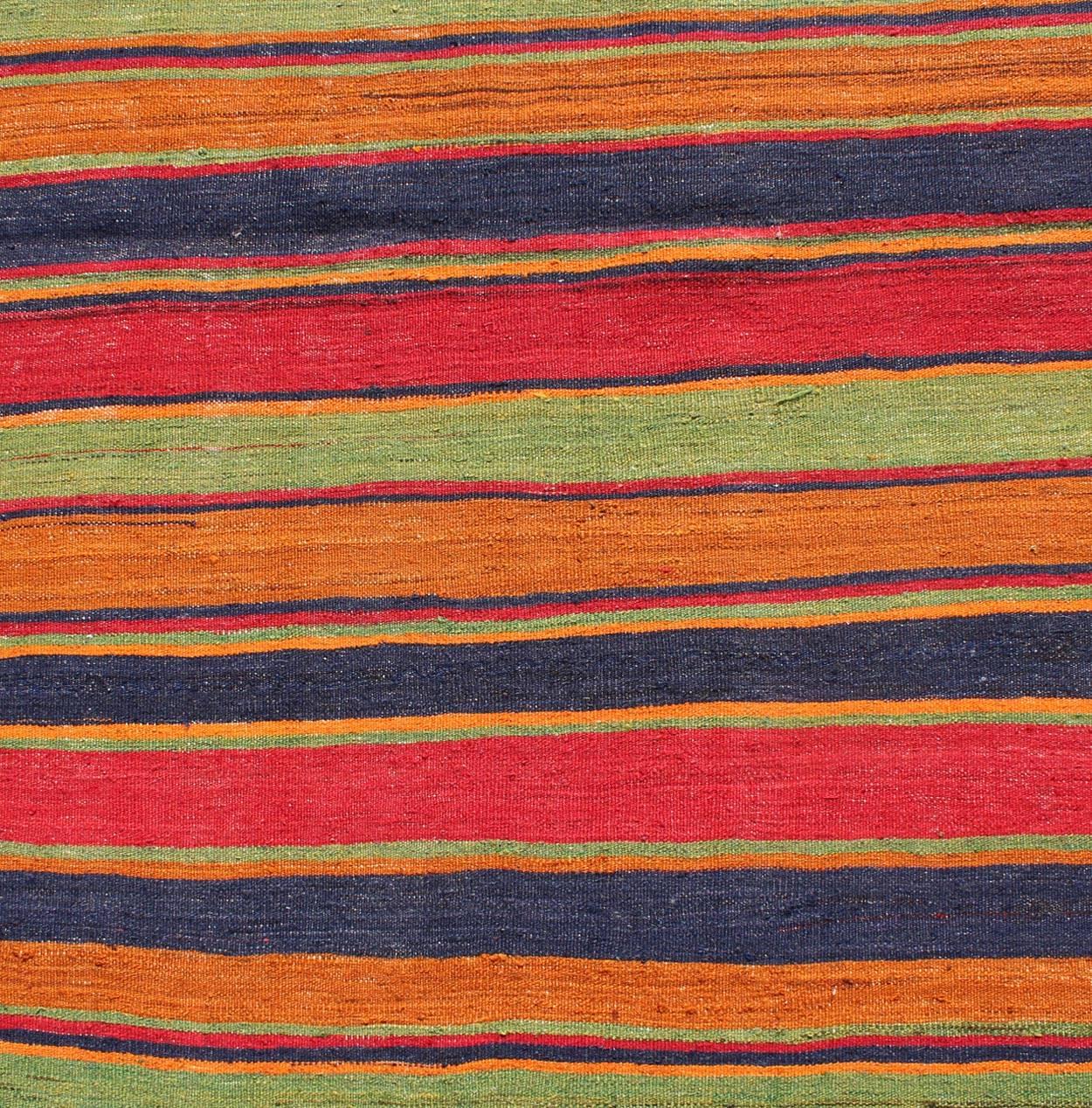 20ième siècle Tapis de couloir Kilim vintage à rayures horizontales orange, vert, bleu, rouge, or en vente