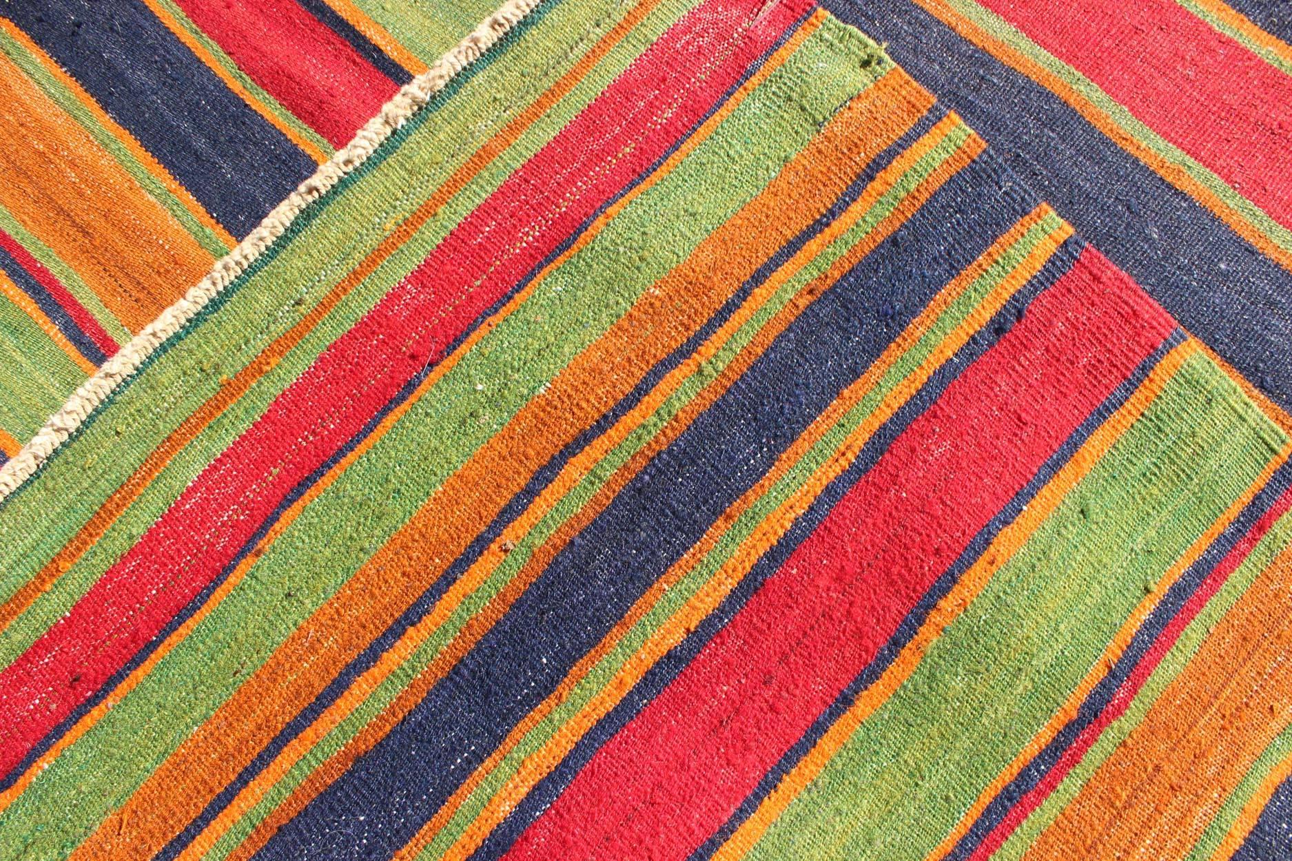 Laine Tapis de couloir Kilim vintage à rayures horizontales orange, vert, bleu, rouge, or en vente