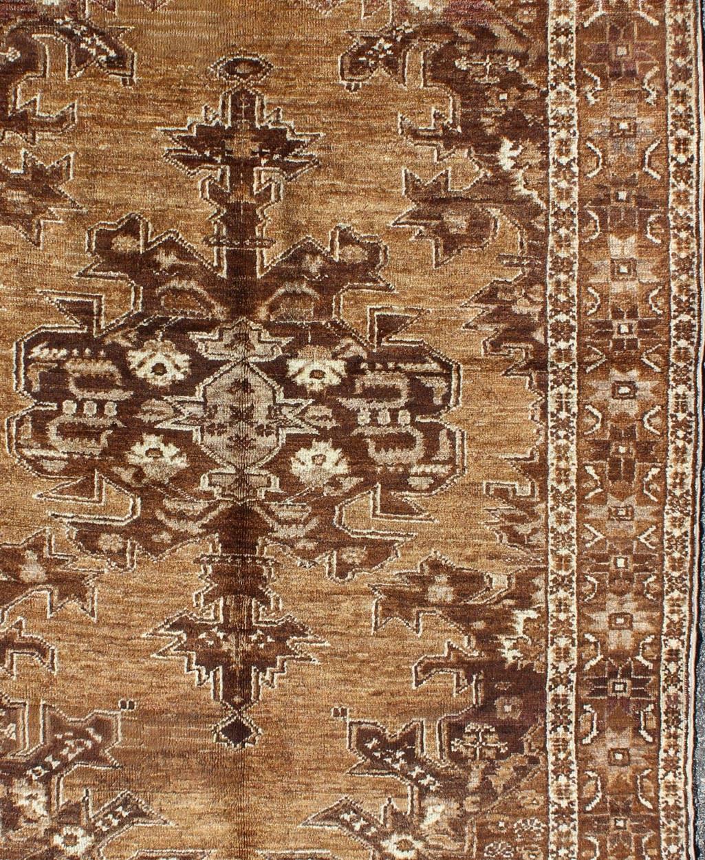 Brown & Caramel Tones Antique Turkish Oushak Rug With Multi-Layered Medallion In Excellent Condition In Atlanta, GA