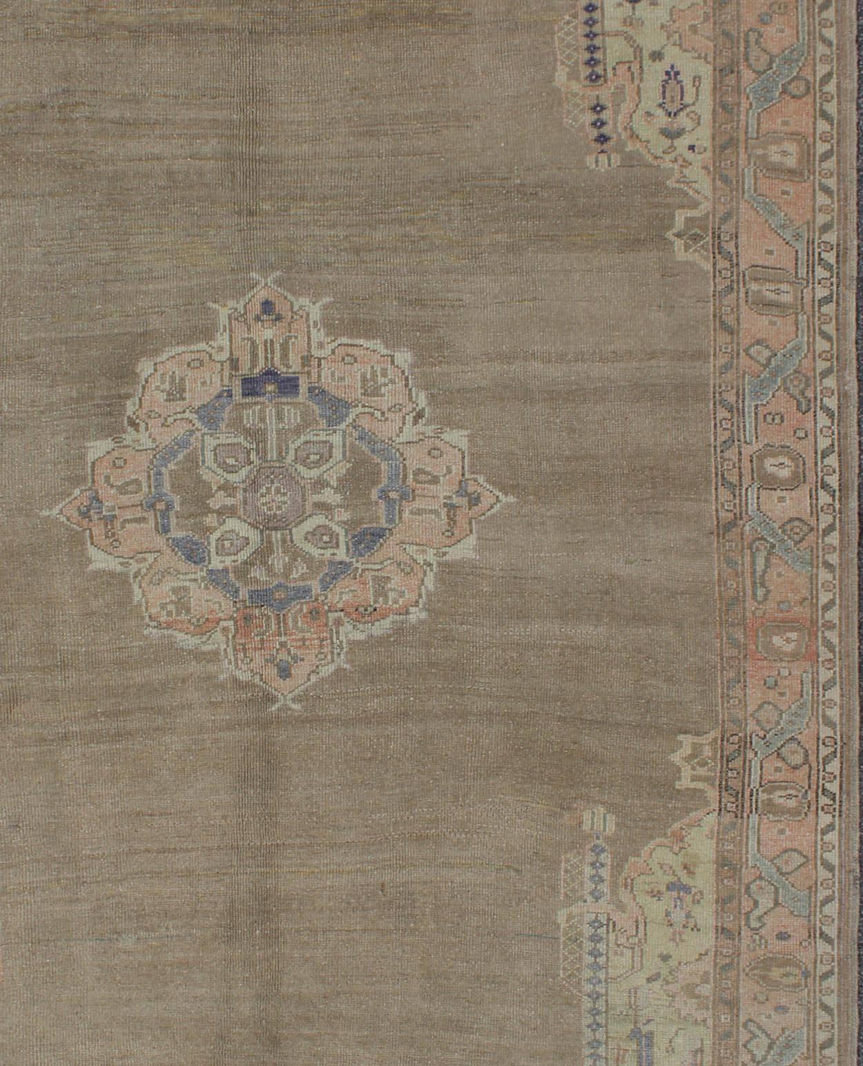 Türkischer Oushak-Teppich mit Medaillon und Blumen in Taupe, Elfenbein, Grau im Zustand „Hervorragend“ im Angebot in Atlanta, GA