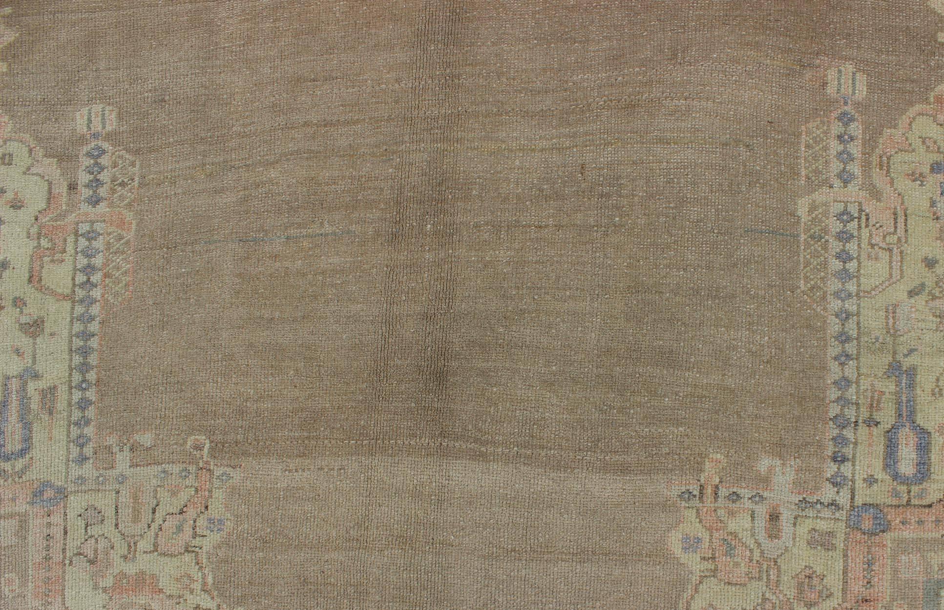 Türkischer Oushak-Teppich mit Medaillon und Blumen in Taupe, Elfenbein, Grau (Wolle) im Angebot