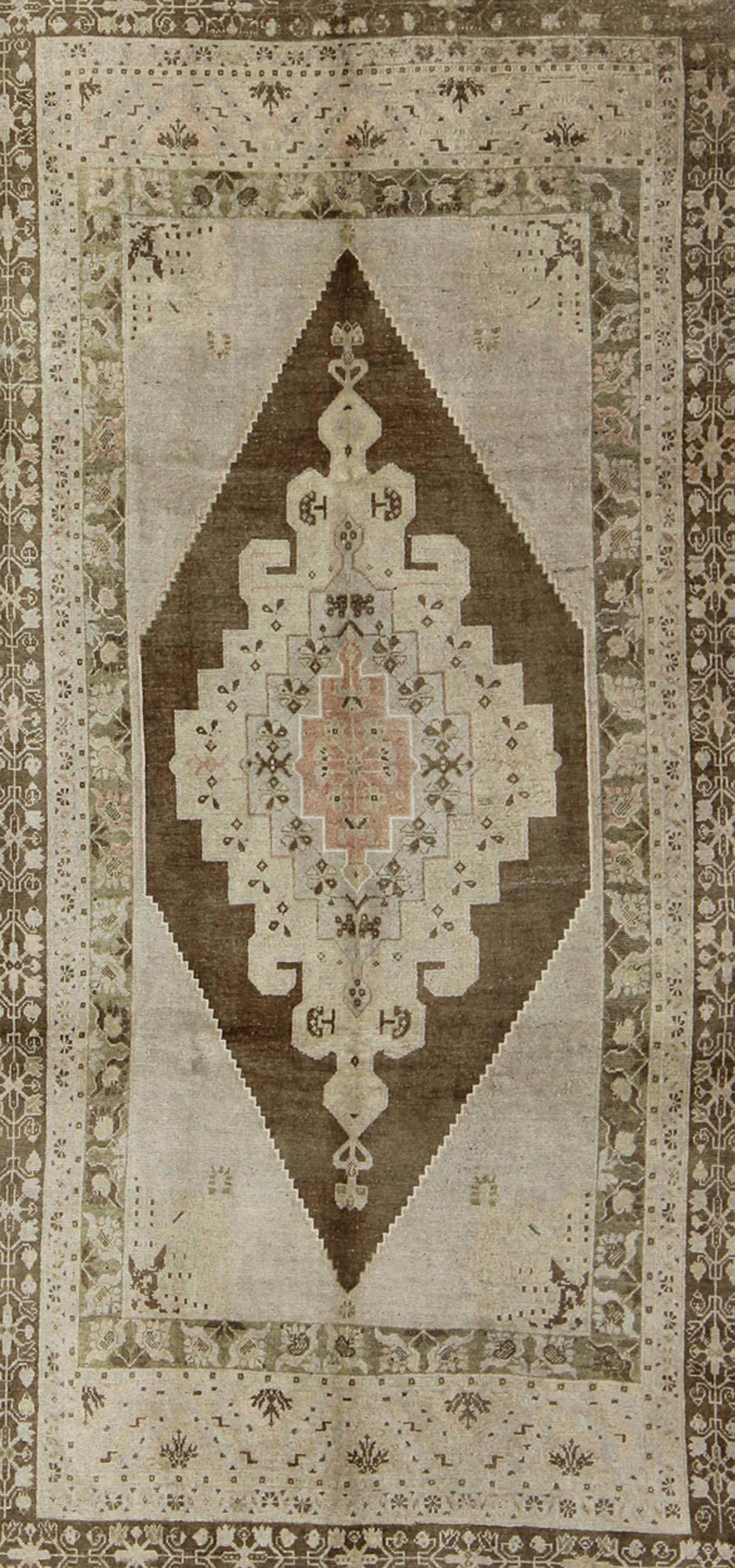 Turco Tappeto turco vintage Oushak con medaglione floreale a più strati in marrone e crema in vendita