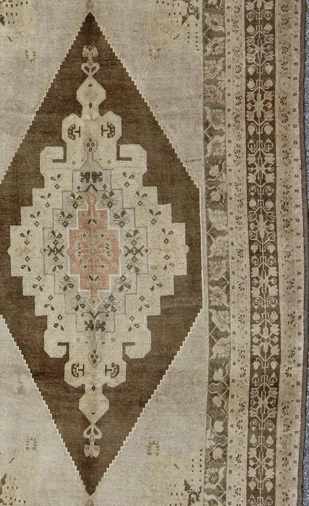 Annodato a mano Tappeto turco vintage Oushak con medaglione floreale a più strati in marrone e crema in vendita
