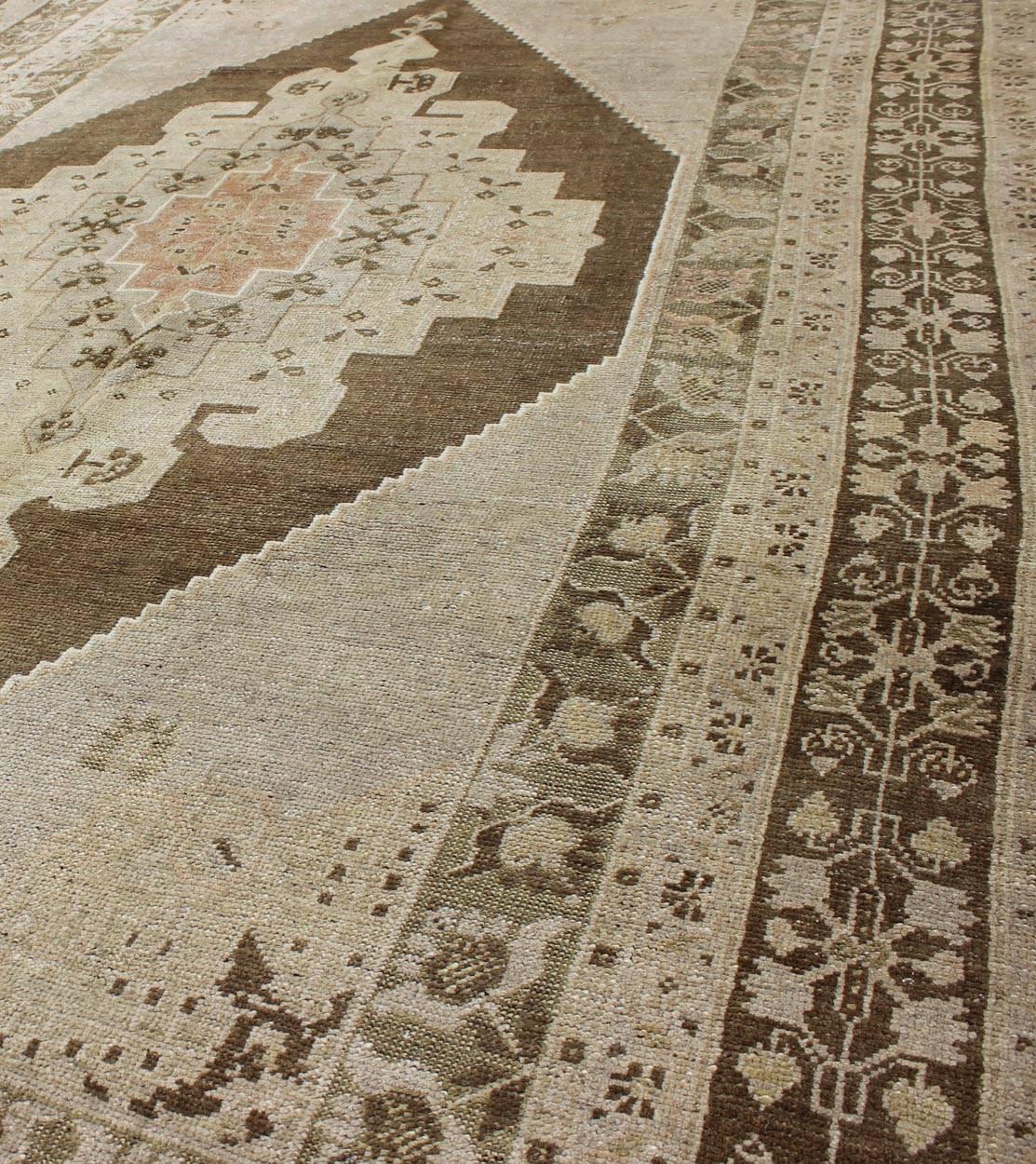Tappeto turco vintage Oushak con medaglione floreale a più strati in marrone e crema In condizioni buone in vendita a Atlanta, GA
