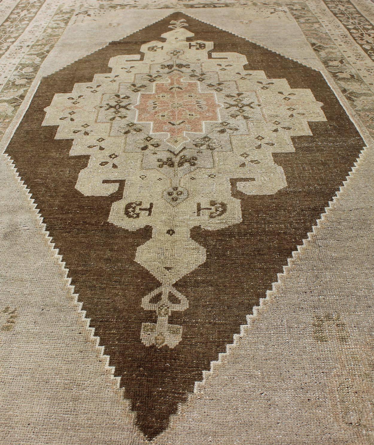 XX secolo Tappeto turco vintage Oushak con medaglione floreale a più strati in marrone e crema in vendita