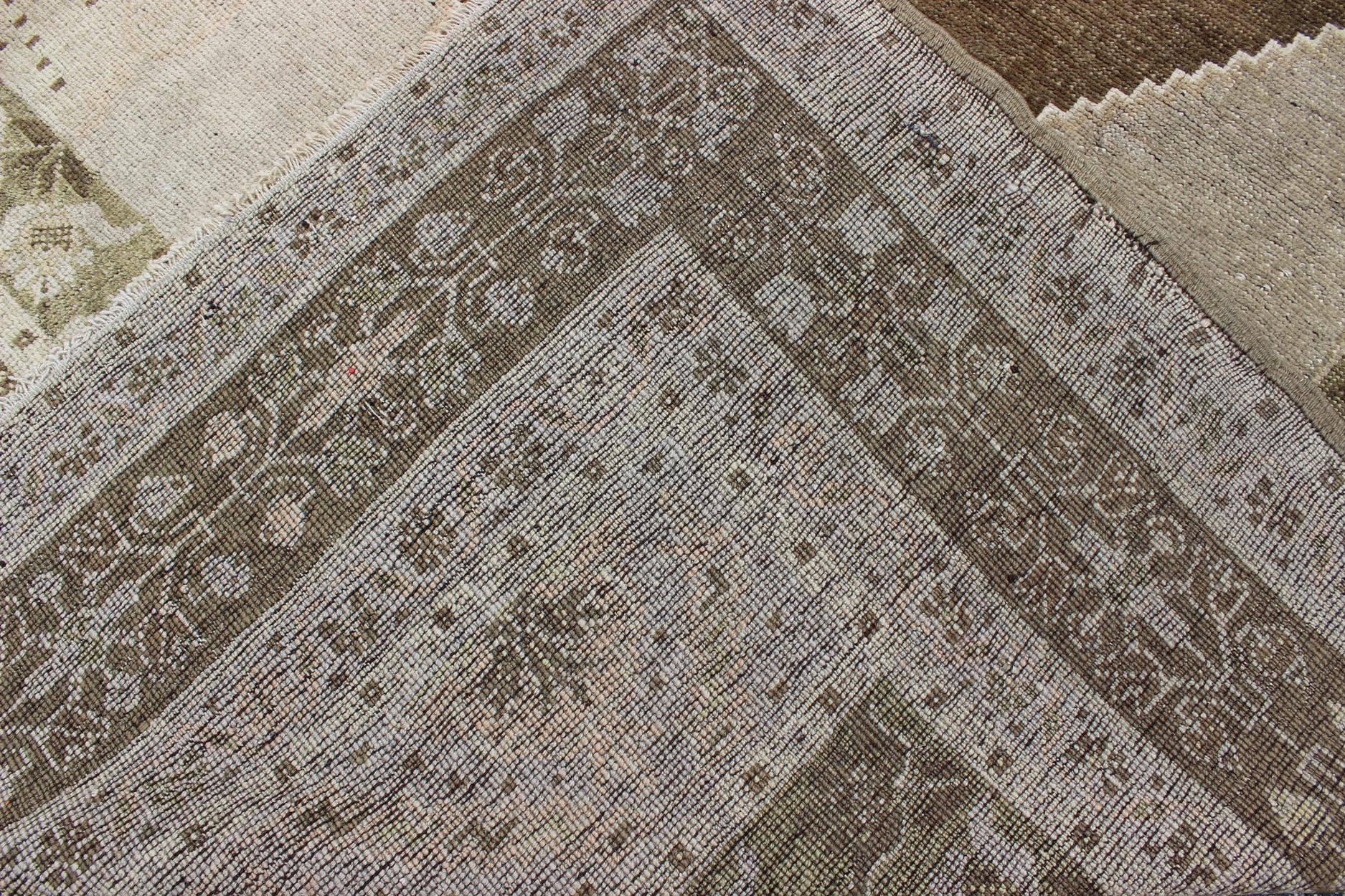 Lana Tappeto turco vintage Oushak con medaglione floreale a più strati in marrone e crema in vendita