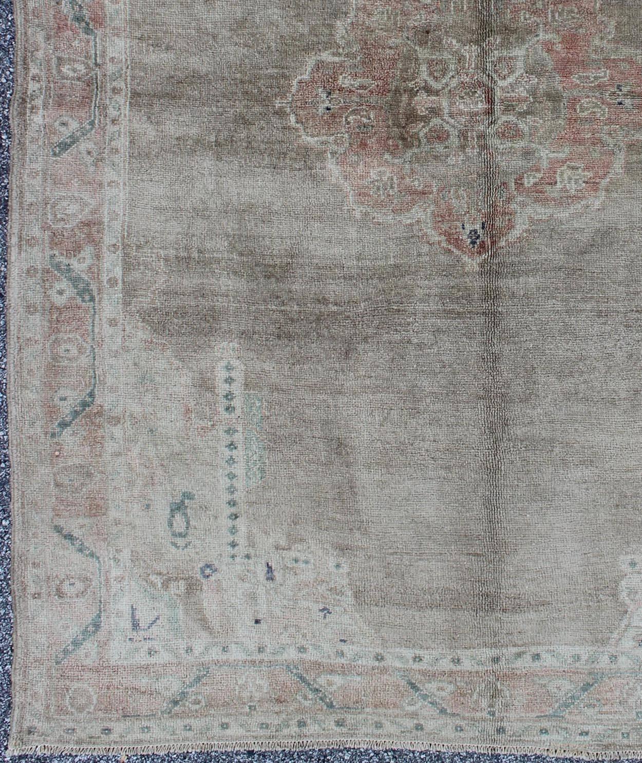 Quadratische Form und leicht gefärbter türkischer Vintage-Oushak-Teppich mit geometrischer Medaillon-Bordüre. Keivan Woven Arts/Teppich TU-IHS-123263, Herkunftsland / Art: Türkei / Oushak, um die Mitte des 20. Jahrhunderts.

Maße: 5'3 x