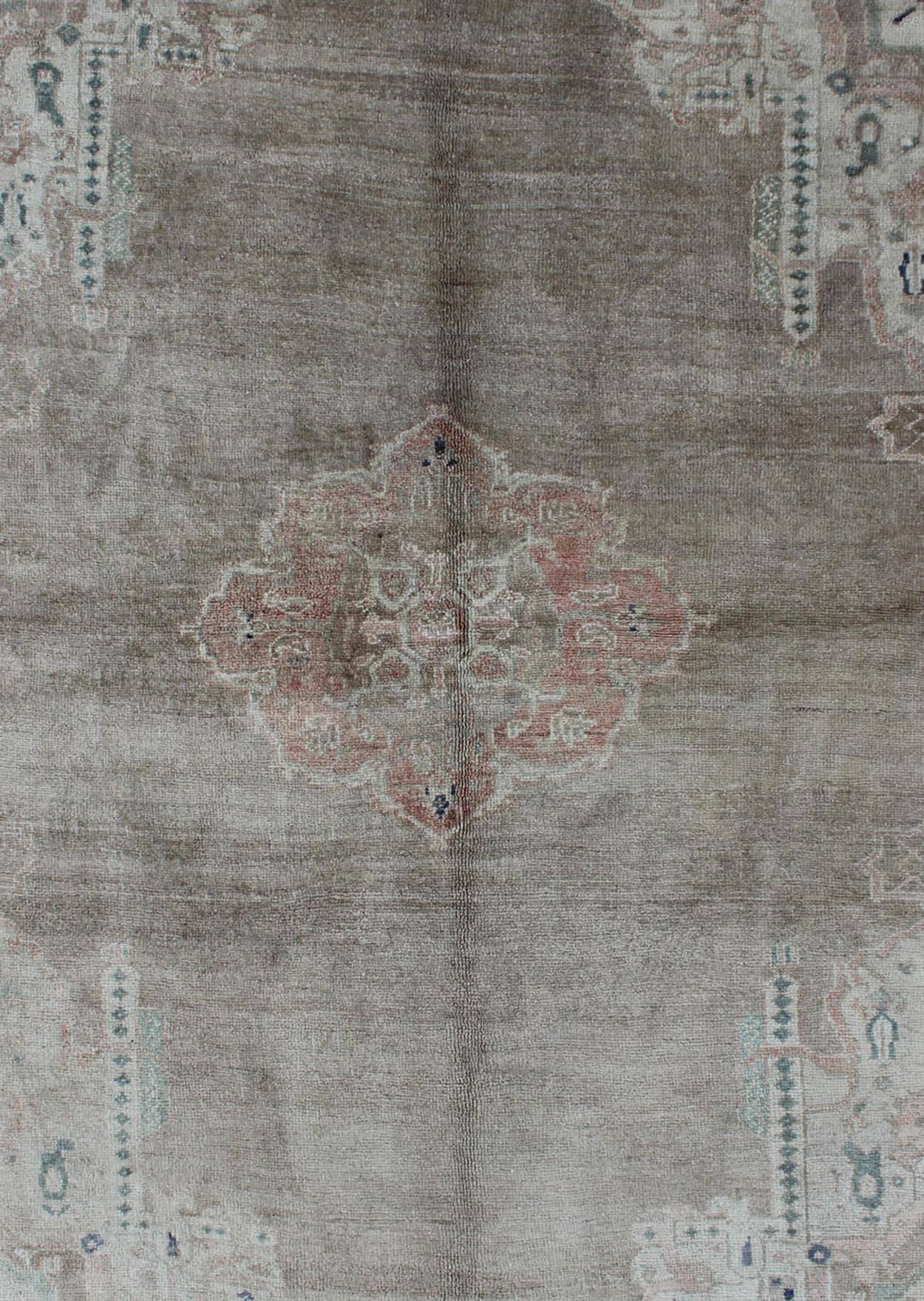 Türkischer Oushak-Teppich im Vintage-Stil mit geometrischem Medaillon-Rand, Hellbraun (Handgeknüpft) im Angebot
