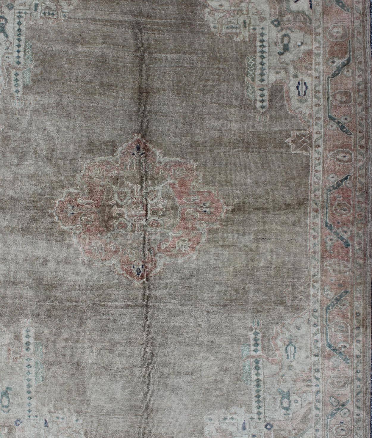 Türkischer Oushak-Teppich im Vintage-Stil mit geometrischem Medaillon-Rand, Hellbraun im Zustand „Hervorragend“ im Angebot in Atlanta, GA