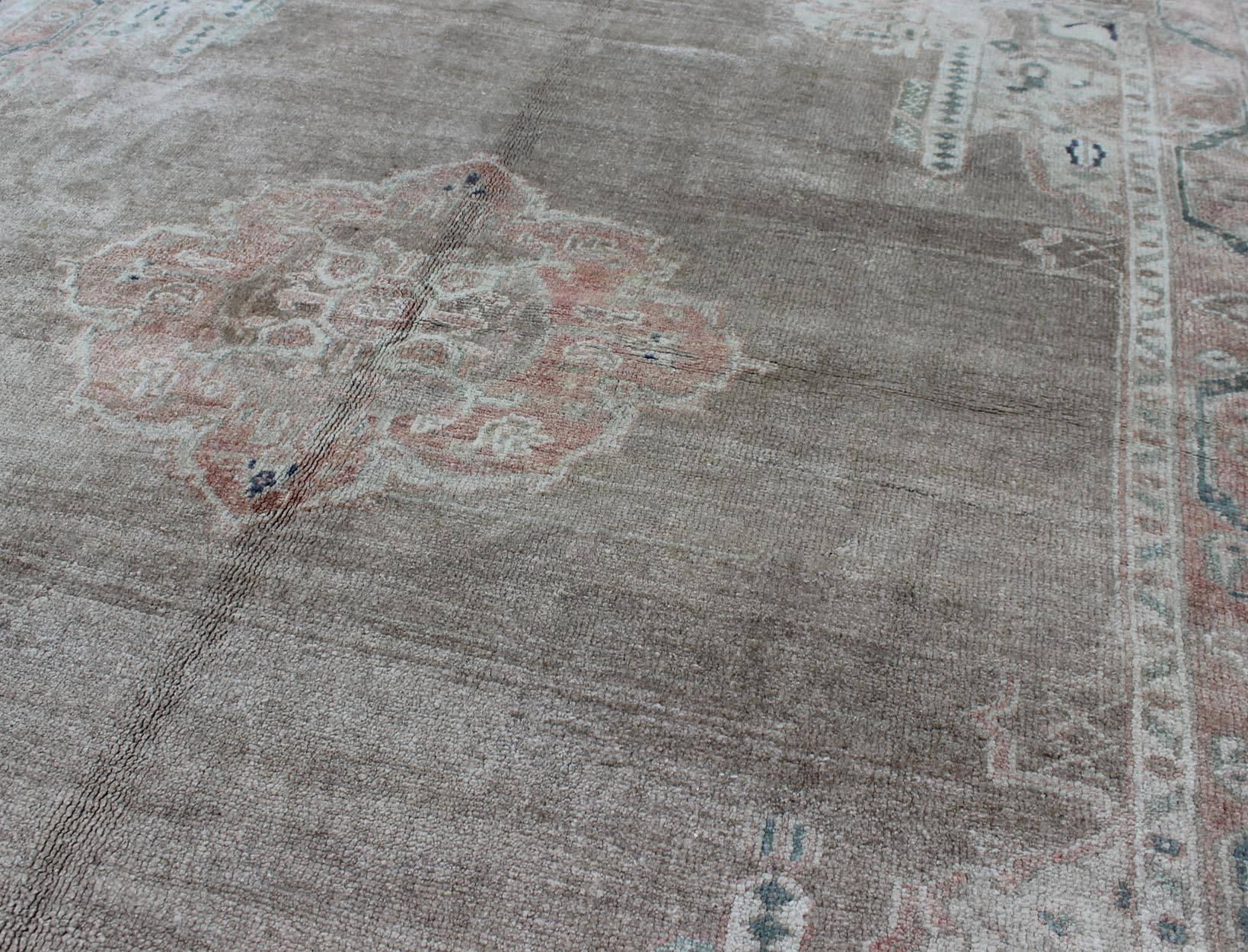 Türkischer Oushak-Teppich im Vintage-Stil mit geometrischem Medaillon-Rand, Hellbraun (20. Jahrhundert) im Angebot