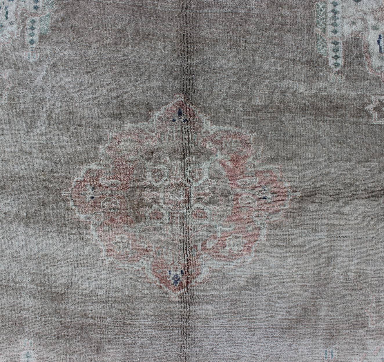 Türkischer Oushak-Teppich im Vintage-Stil mit geometrischem Medaillon-Rand, Hellbraun (Wolle) im Angebot