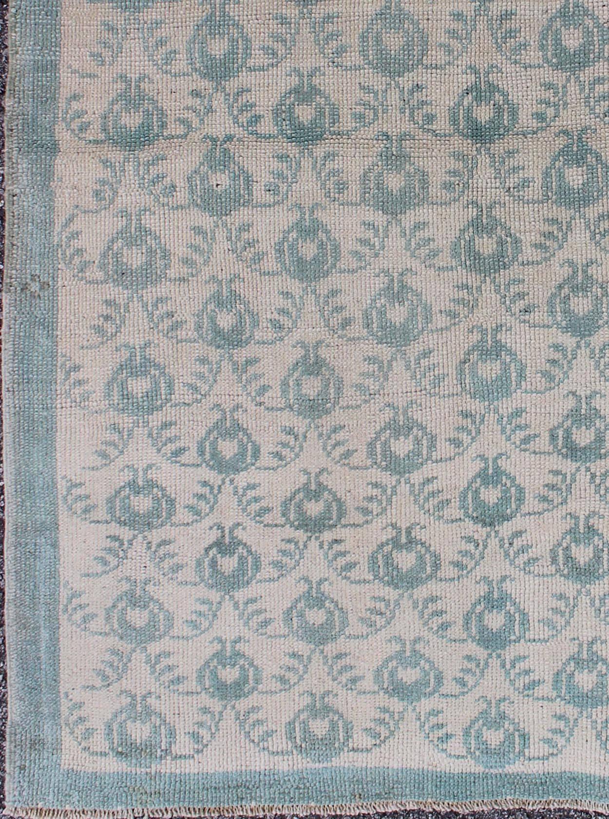 Ivory background vintage Turkish Oushak rug with all-over design in light blue, rug ihs-95155, country of origin type: Turkey Oushak, circa mid-20th century.

This Tulu carpet (circa mid-20th century) features an all-over pattern of interconnected,