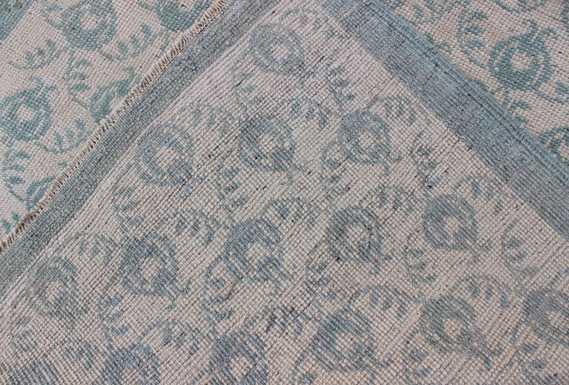 XX secolo Tappeto turco vintage Oushak con disegno all-over in blu chiaro in vendita