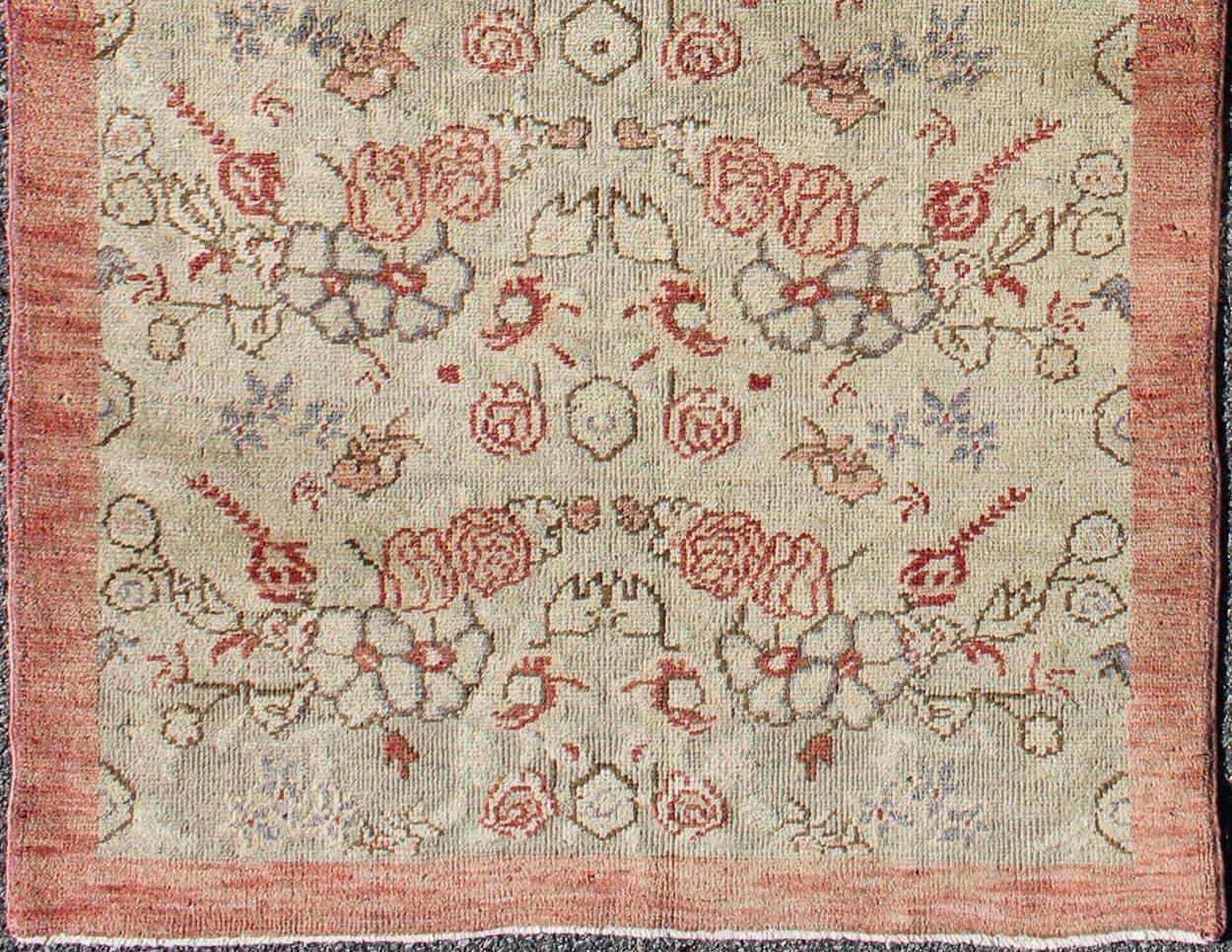 Turkish Oushak vintage rug with all-over floral design in cream and salmon pink, rug isa-1, country of origin / type: Turkey / Oushak, circa mid-20th century

The design of this beautiful vintage Oushak rug from mid-20th century Turkey is enhanced