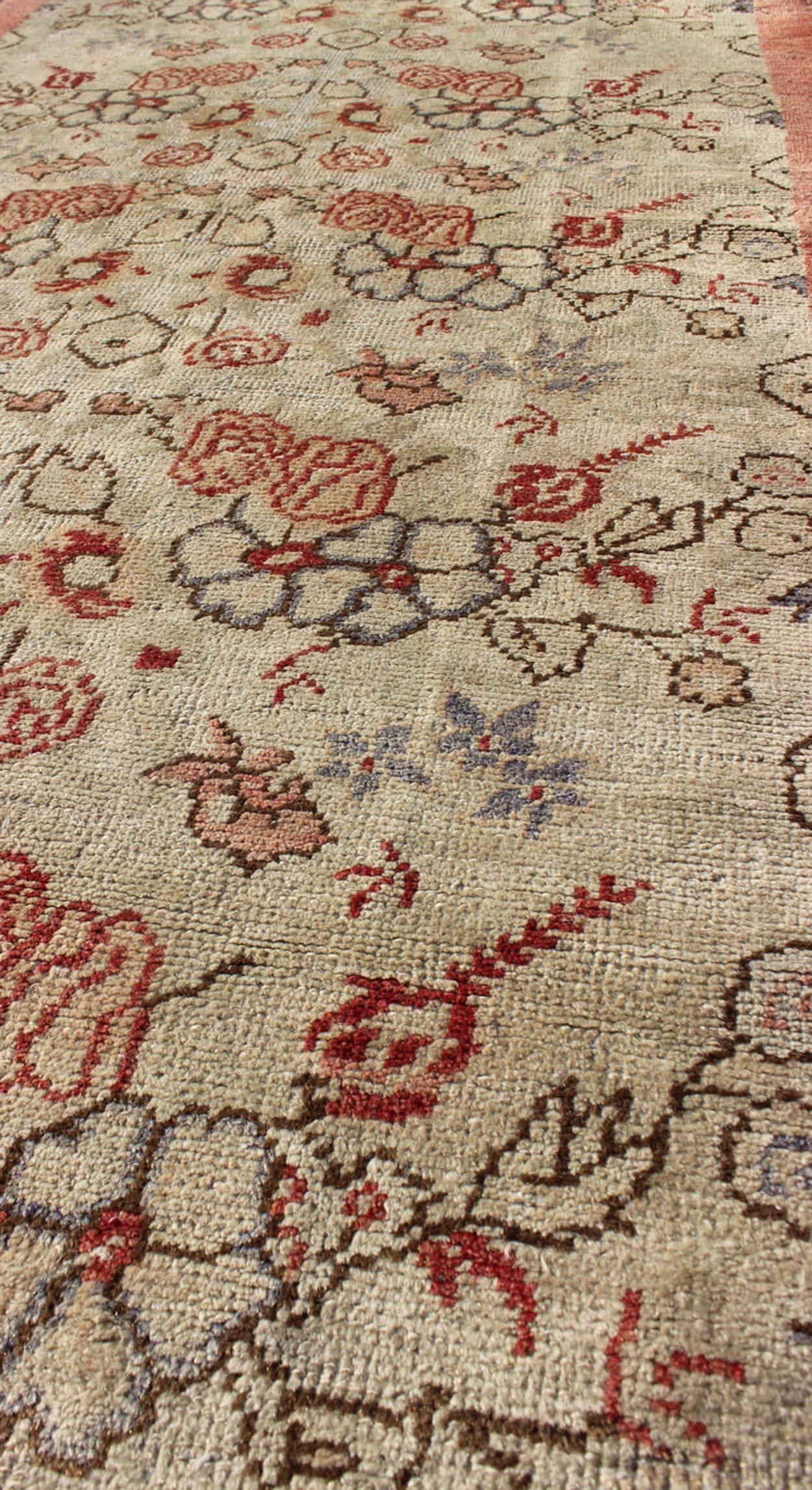 Turkish Oushak Vintage Rug with All-Over Floral Design in Cream and Salmon Pink In Good Condition For Sale In Atlanta, GA