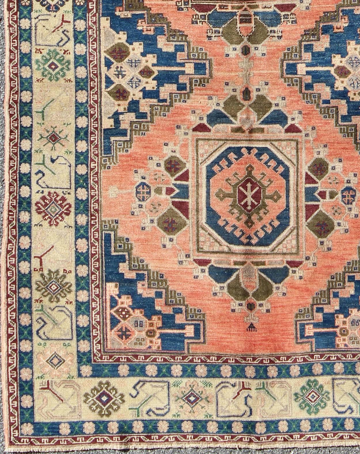 Vintage Oushak rug from Turkey with Medallions in salmon pink and blue, rug isa-3361, country of origin / type: Turkey / Oushak, circa mid-20th century

This beautiful vintage Oushak rug from mid-20th century Turkey features a Classic Oushak design.