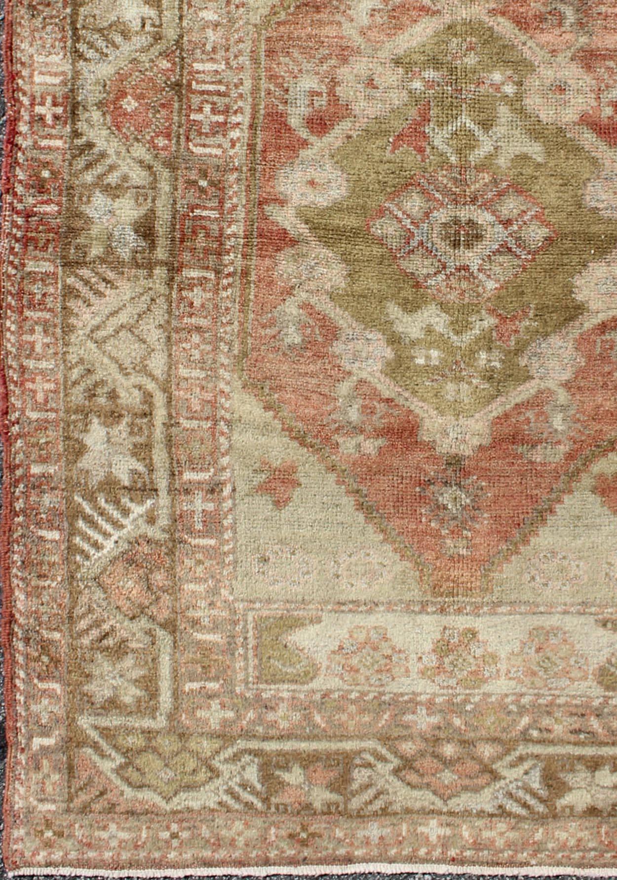 Oushak Vintage from Turkey rug with medallion and ornate borders in green and red, rug isa-5, country of origin / type: Turkey / Oushak, circa mid-20th century.

This vintage Turkish Oushak carpet (circa mid-20th century) features a central