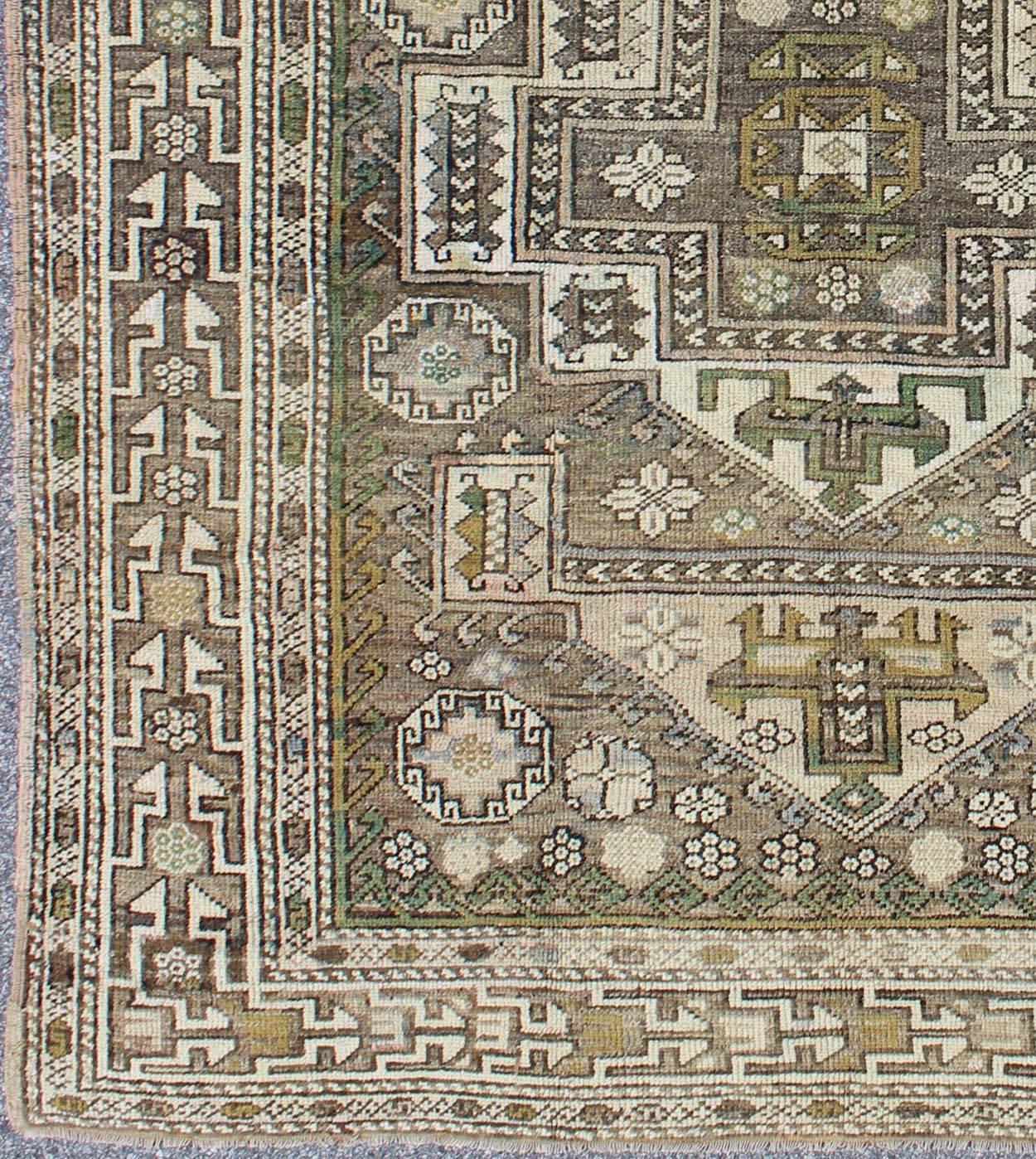 Ancien tapis turc Oushak avec médaillon sub-géométrique en vert et brun, tapis moz-10, pays d'origine / type : Turquie / Oushak, vers le milieu du 20ème siècle.

Cet ancien tapis turc Oushak présente un médaillon en forme de croix à plusieurs