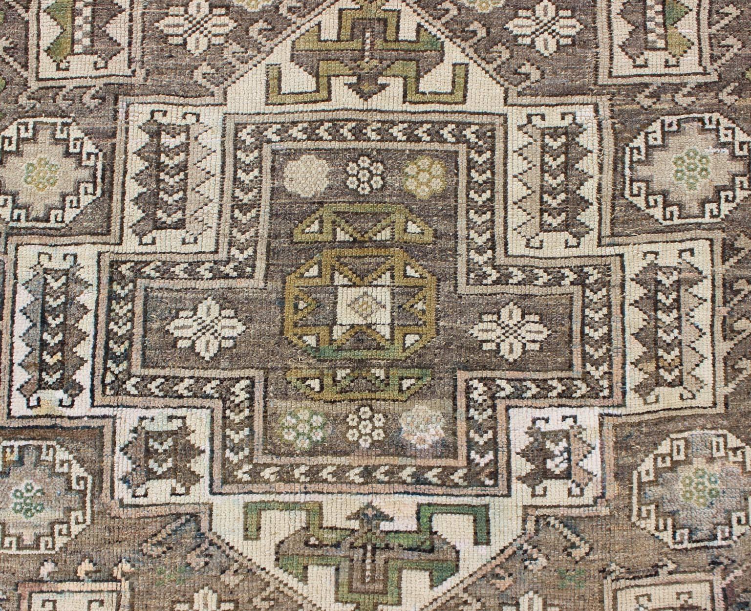 Turco Antico tappeto turco Oushak con medaglione sub-geometrico in verde e marrone in vendita