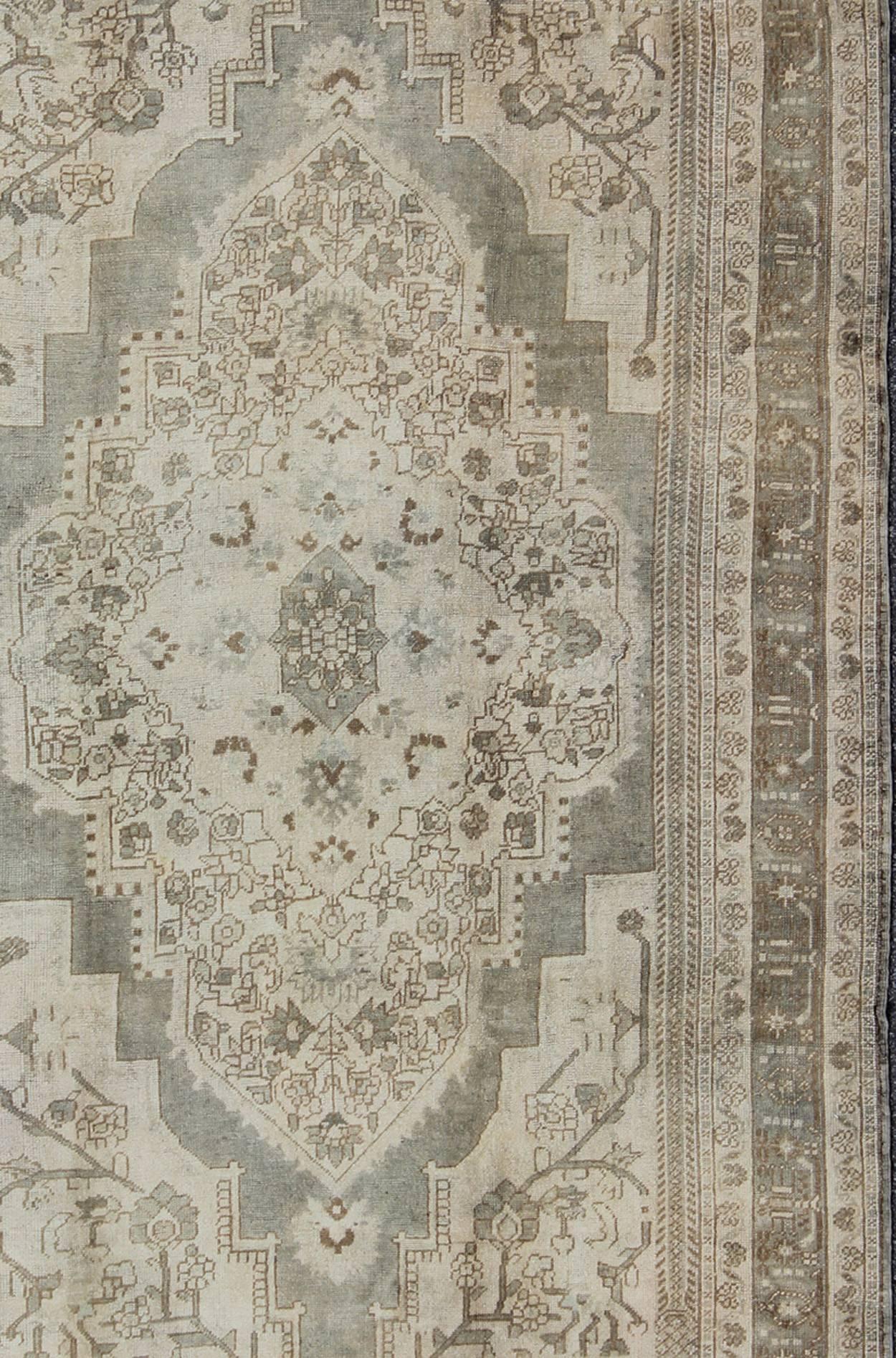 Vintage Turkish Oushak Rug with Floral Medallion Design in Ivory and Gray In Excellent Condition For Sale In Atlanta, GA