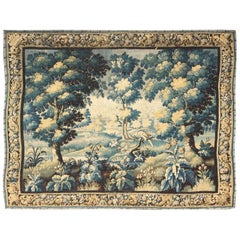 Tapisserie ancienne du 17ème siècle avec scène de bois et bordure florale dans le ton bleu