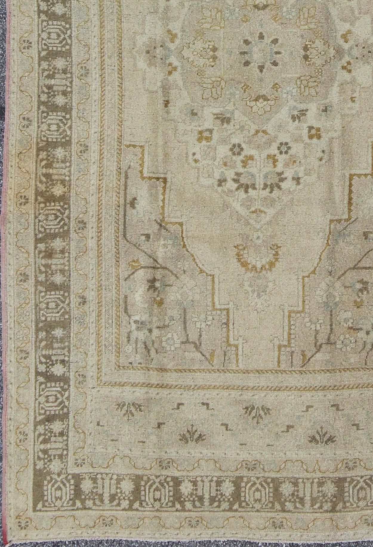 Mid-Century Vintage Oushak Teppich aus der Türkei mit floralem geometrischem Medaillon, Teppich mtu-112992, Herkunftsland / Art: Türkei / Oushak, um die Mitte des 20. Jahrhunderts

Dieser verblasste alte türkische Oushak-Teppich (etwa Mitte des 20.