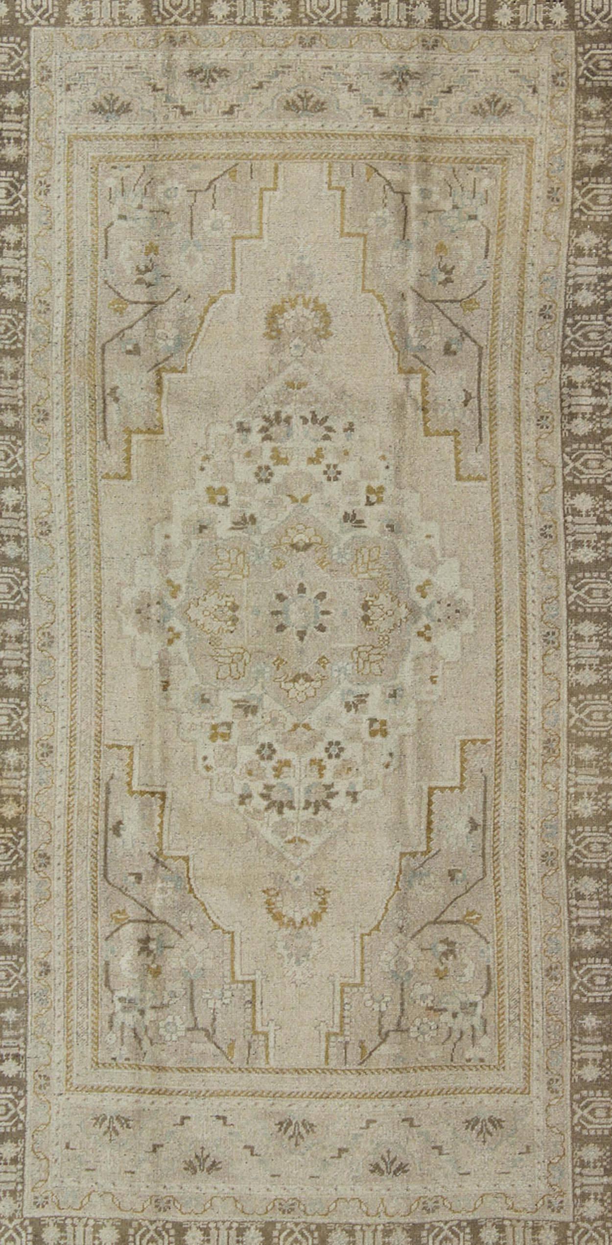 Mid-Century Vintage Oushak-Teppich aus der Türkei mit floralem geometrischem Medaillon (Türkisch) im Angebot