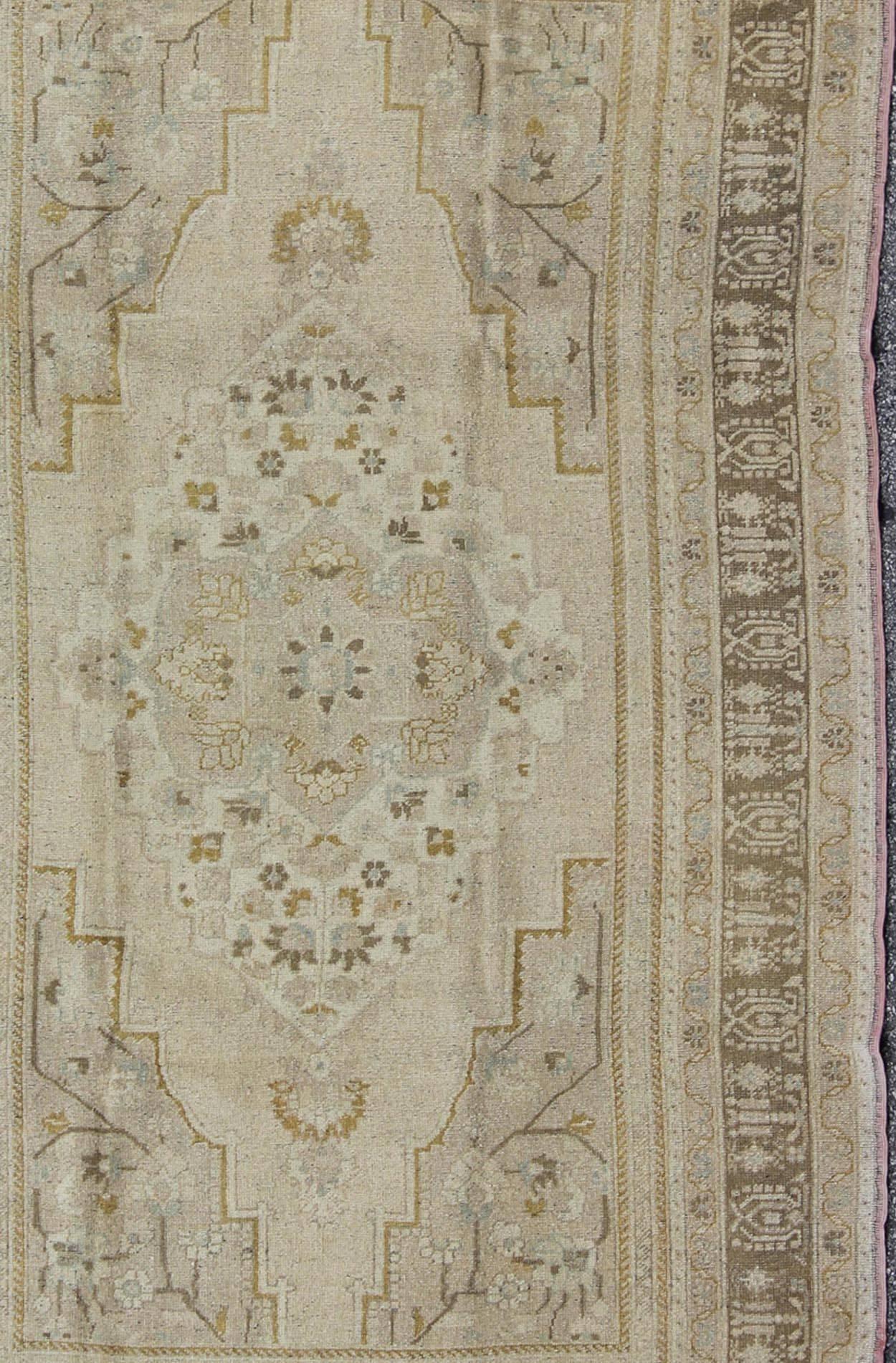 Mid-Century Vintage Oushak-Teppich aus der Türkei mit floralem geometrischem Medaillon (Handgeknüpft) im Angebot