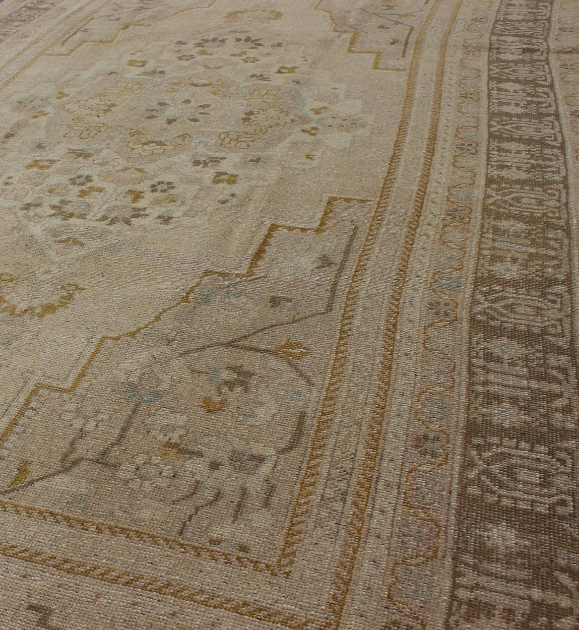 Mid-Century Vintage Oushak-Teppich aus der Türkei mit floralem geometrischem Medaillon im Zustand „Hervorragend“ im Angebot in Atlanta, GA