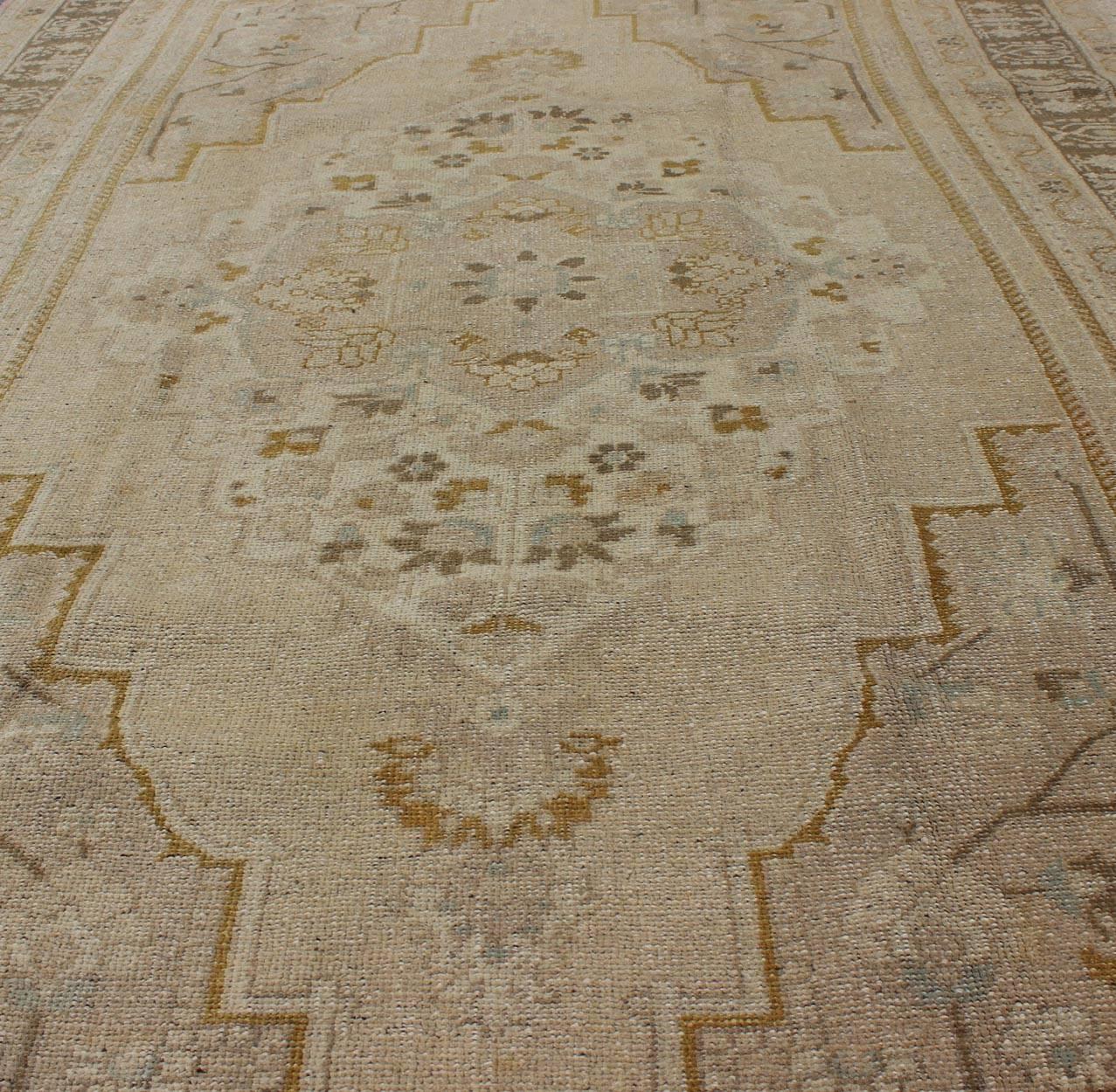 Mid-Century Vintage Oushak-Teppich aus der Türkei mit floralem geometrischem Medaillon (20. Jahrhundert) im Angebot