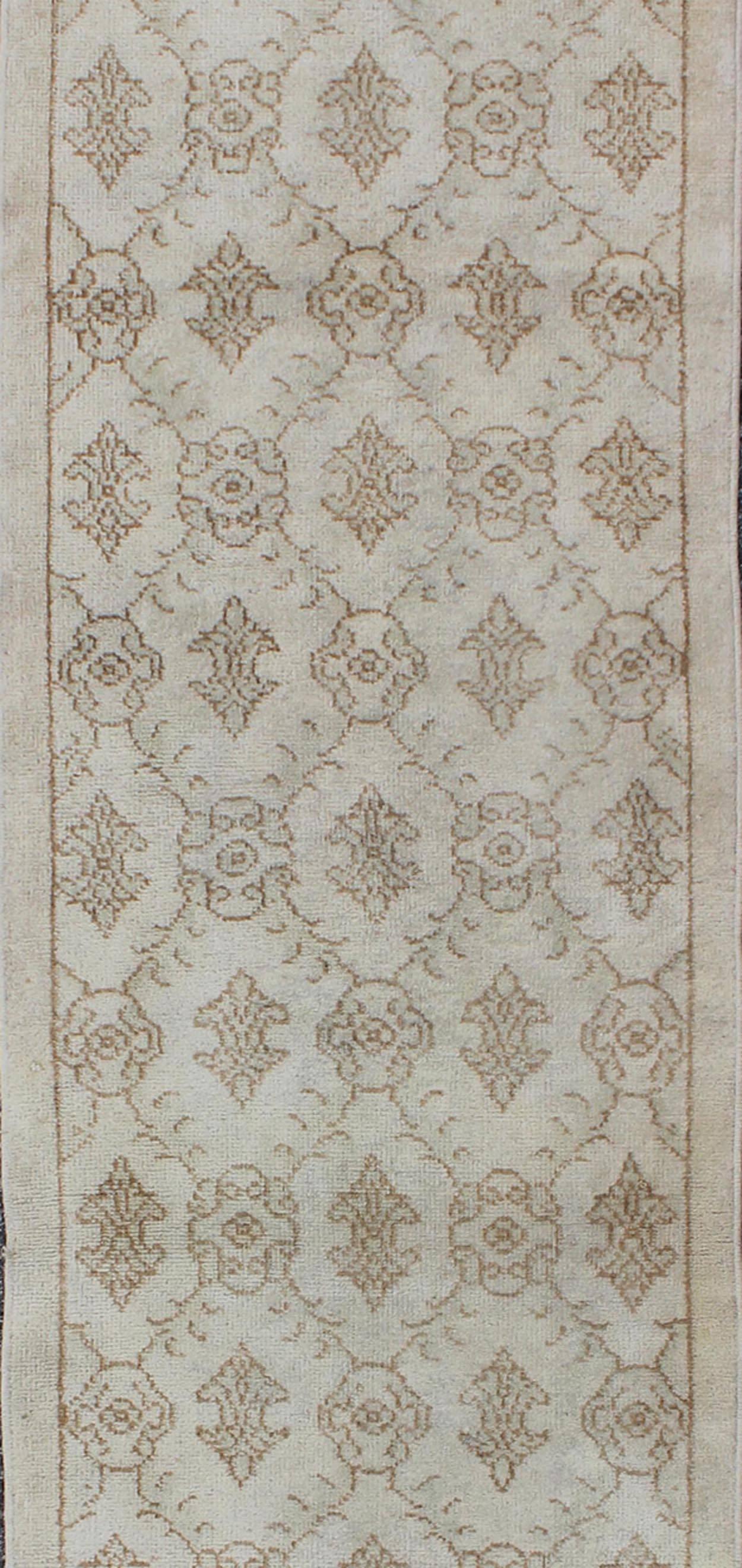 Türkischer Oushak-Läufer mit hellbraunem All-Over-Gitterdesign, Vintage im Zustand „Gut“ im Angebot in Atlanta, GA