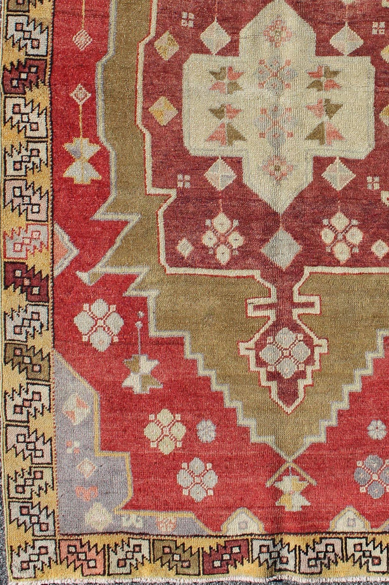Unique vintage Turkish Oushak rug with geometric medallion in red, green, yellow, rug mtu-3468, country of origin / type: Turkey / Oushak, circa mid-20th century

This vintage Turkish Oushak rug (circa mid-20th century) features a unique blend of