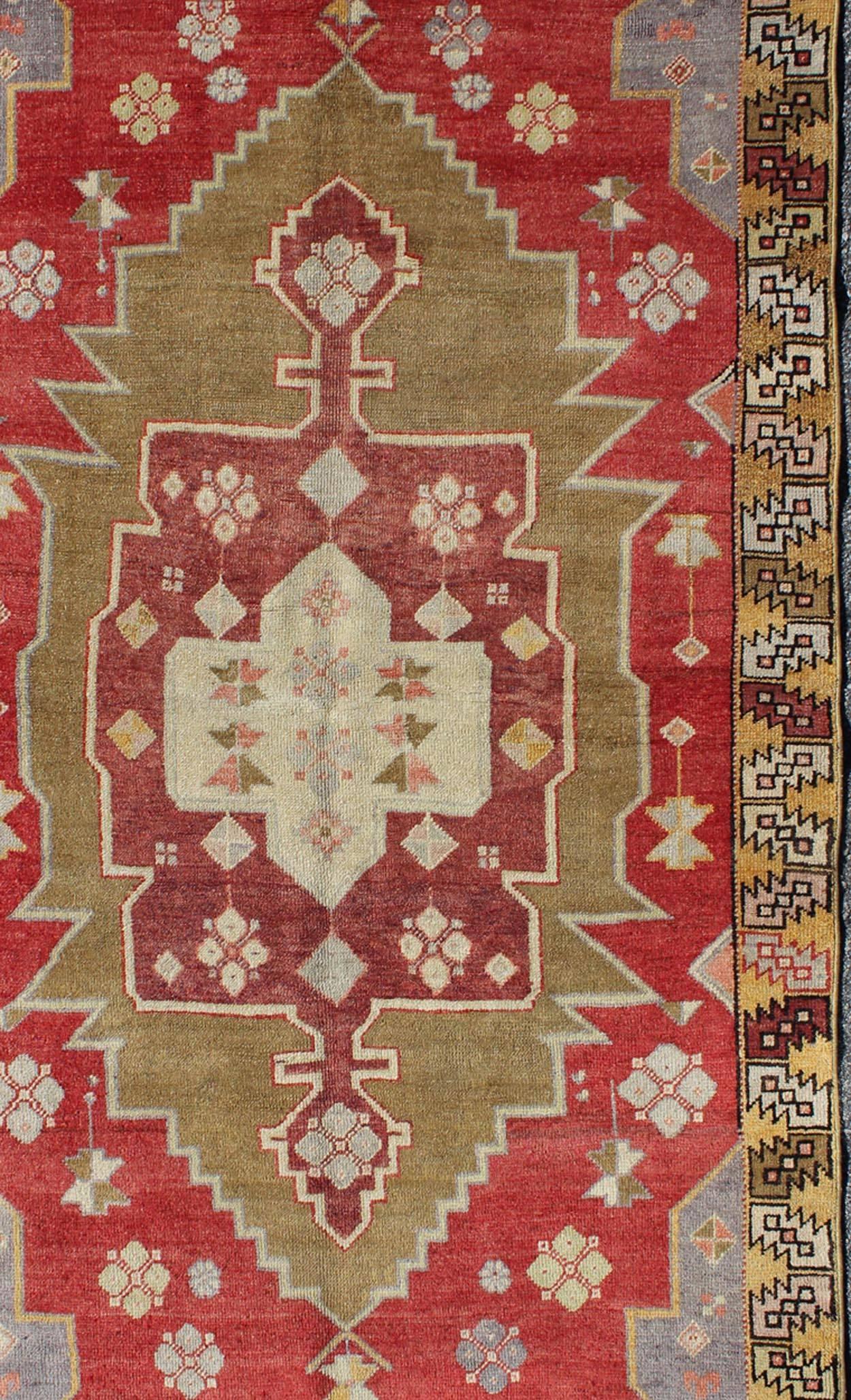 Unique Vintage Turkish Oushak Rug with Geometric Medallion in Red, Green, Yellow In Excellent Condition For Sale In Atlanta, GA