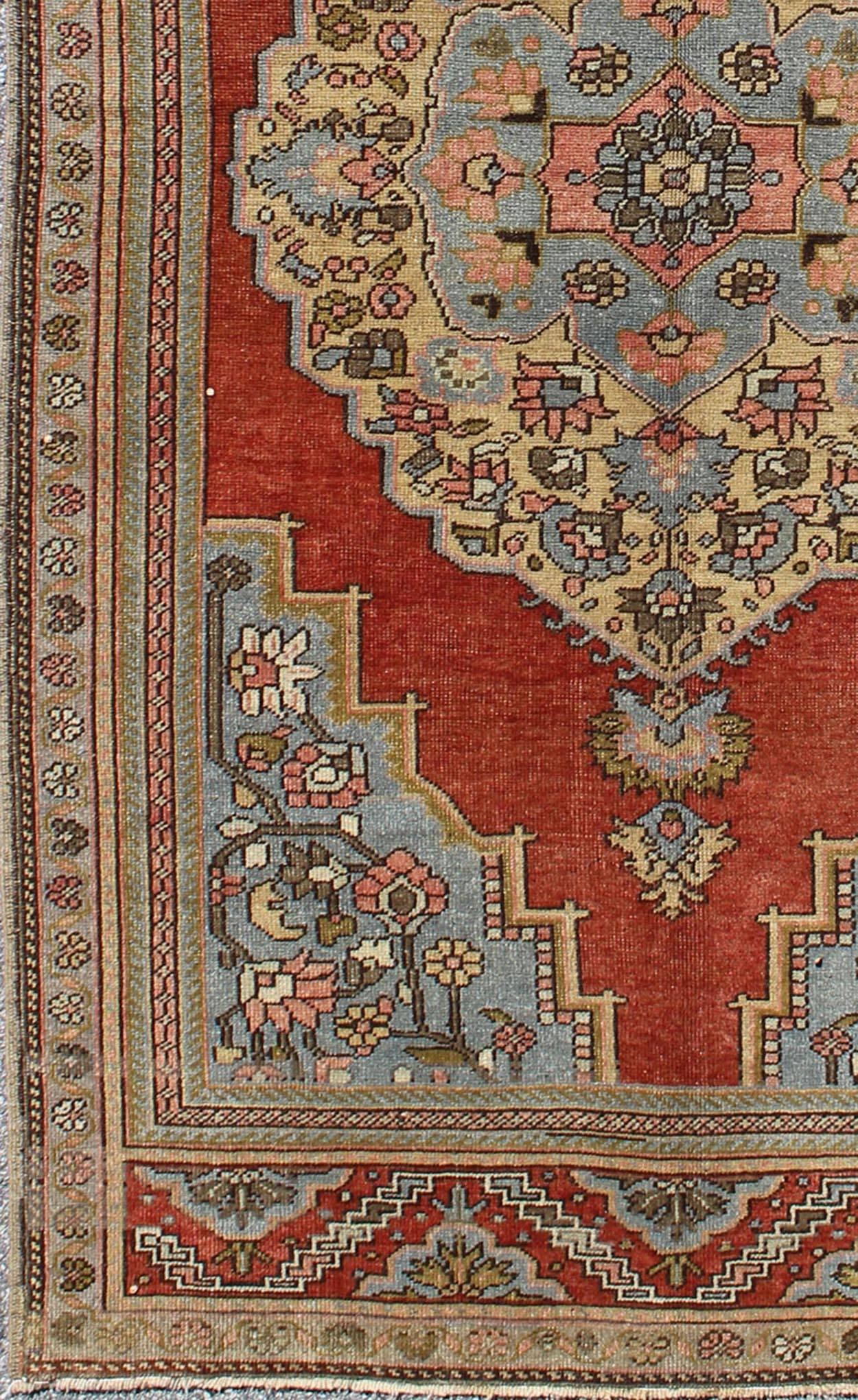 Floral Mid-Century vintage Turkish Oushak rug with medallion in red, blue, cream, rug mtu-95174, country of origin / type: Turkey / Oushak, circa mid-20th century

This vintage Turkish Oushak rug (circa mid-20th century) features a unique blend of