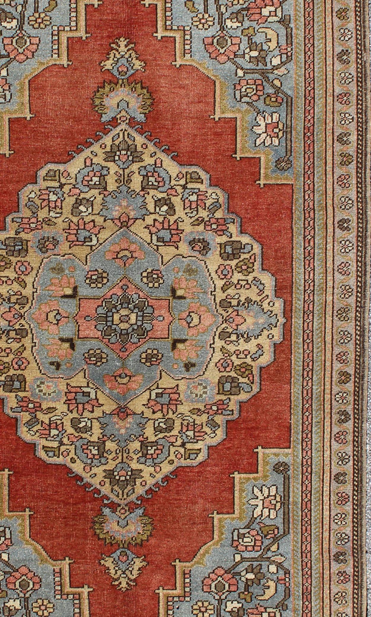 Türkischer Oushak-Teppich mit Blumenmuster aus der Mitte des Jahrhunderts mit Medaillon in Rot, Blau, Creme im Zustand „Hervorragend“ im Angebot in Atlanta, GA