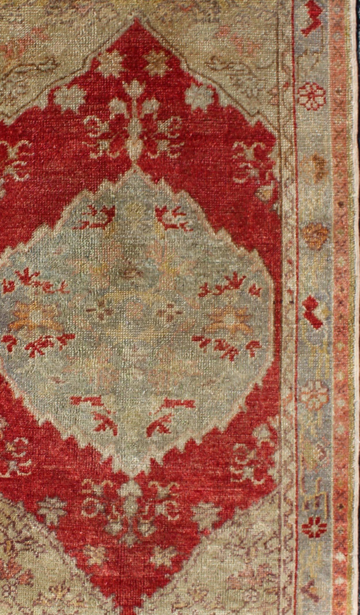 Floral Mid-Century Vintage Turkish Oushak Rug with Medallion in Red and Gray In Excellent Condition For Sale In Atlanta, GA