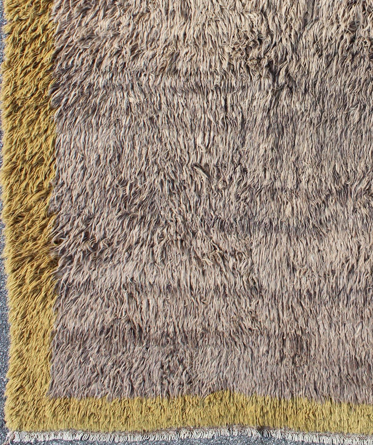 Modern Vintage Turkish Tulu rug with open field in gray and cream / yellow, rug ned-136582, country of origin / type: Turkey / Tulu, circa mid-20th century. Keivan Woven Arts 

This vintage Tulu rug from Turkey (circa mid-20th century) is