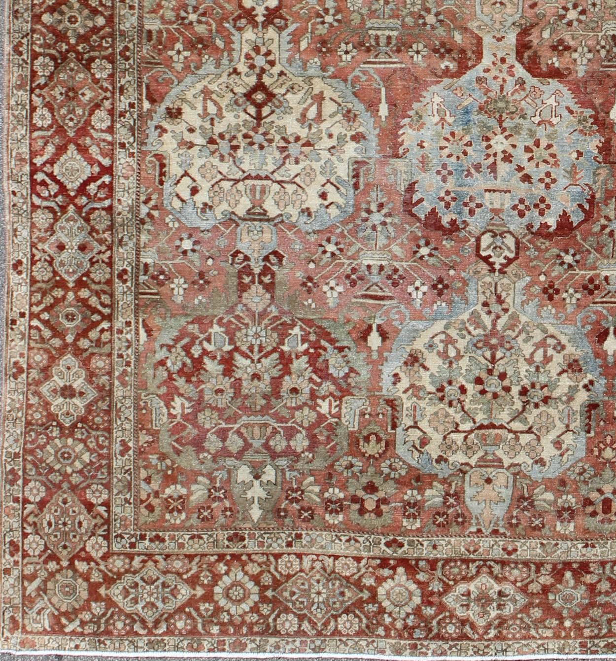 Antiker persischer Bachtiari-Teppich mit abgestuften subgeometrischen Medaillons und Motiven. Keivan Woven Arts /  Teppich 17-0101, Herkunftsland / Art: Iran / Bakhtiari, um 1920

Dieser atemberaubende antike persische Bachtiari-Teppich zeigt eine