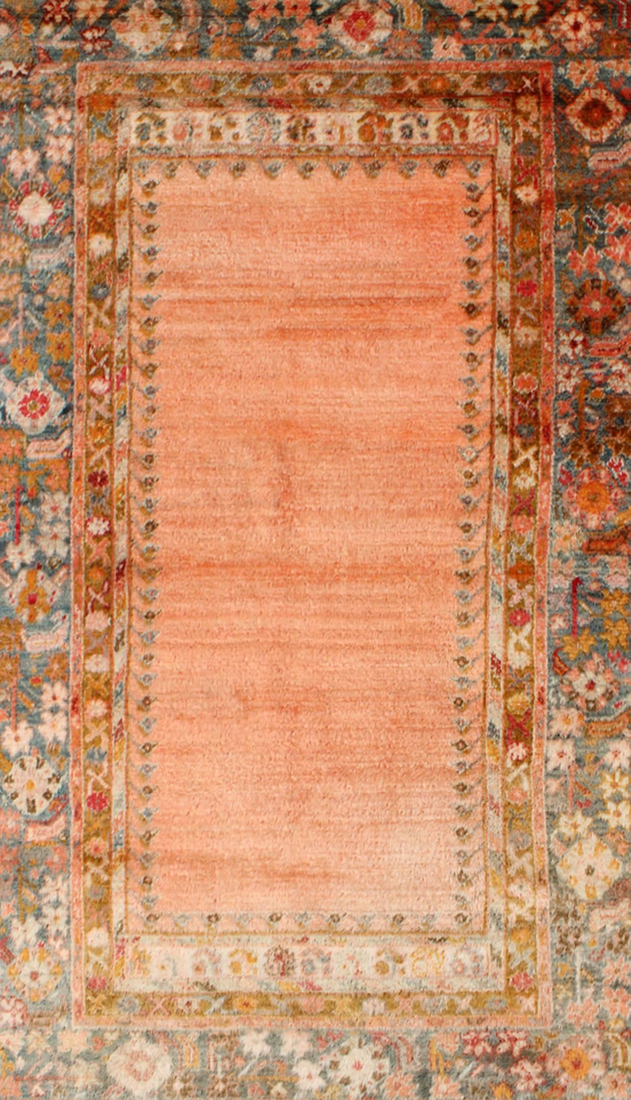 Antiker antiker Oushak-Teppich aus Angora-Wolle mit massivem lachsfarbenem Feld und floralen Bordüren (Türkisch) im Angebot