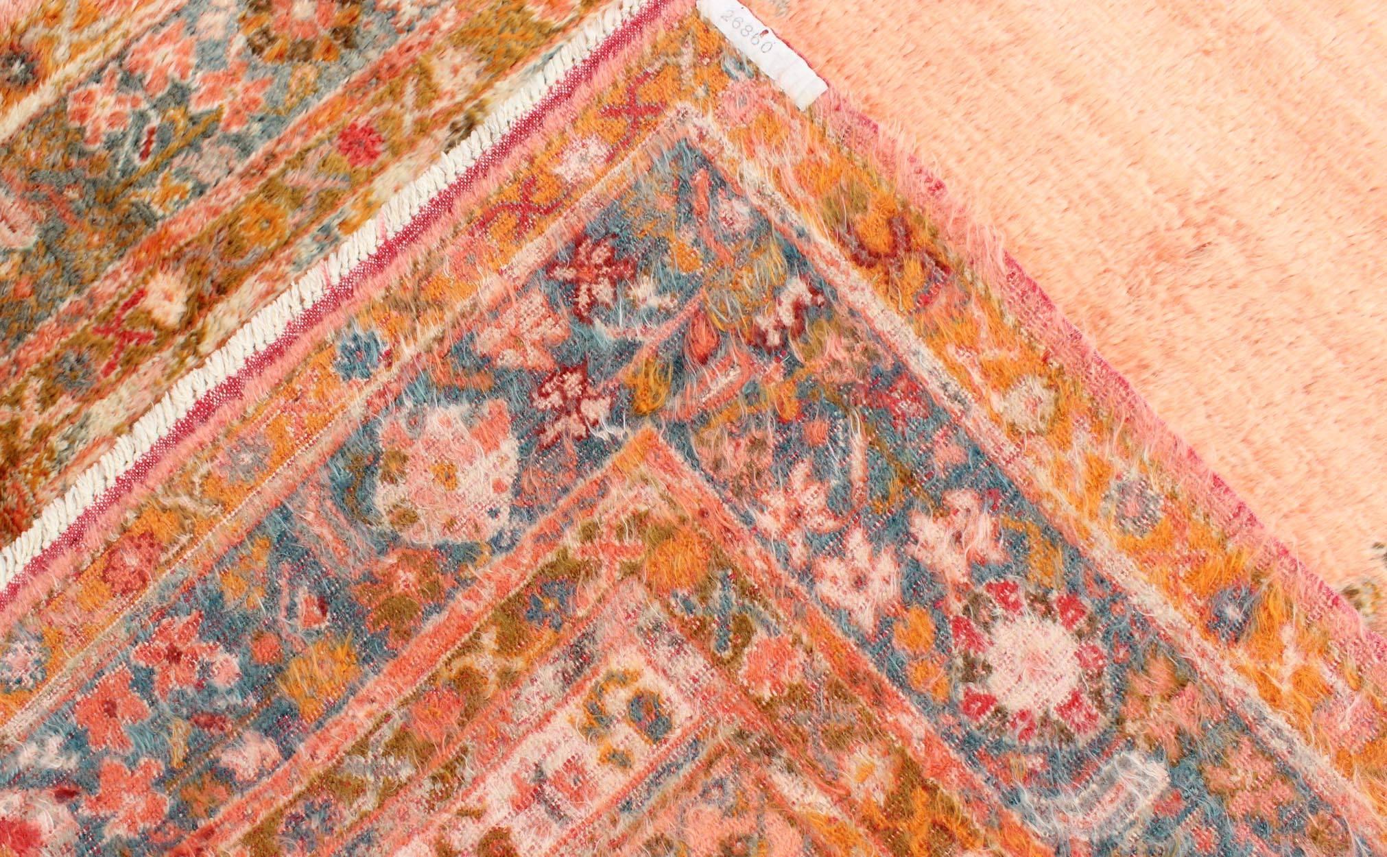 Antiker antiker Oushak-Teppich aus Angora-Wolle mit massivem lachsfarbenem Feld und floralen Bordüren (Frühes 20. Jahrhundert) im Angebot