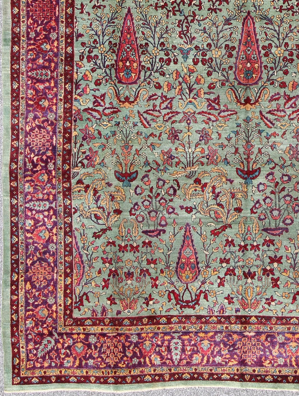 Antiker Agra-Teppich mit verzweigtem Blumenmuster in Mintgrün und Burgund, Teppich CIND-8061, Herkunftsland / Typ: Indien / Agra, um 1900

Dieser prächtige alte Agra-Teppich (um 1900) beeindruckt durch sein großflächiges, durchgängiges Muster. Das