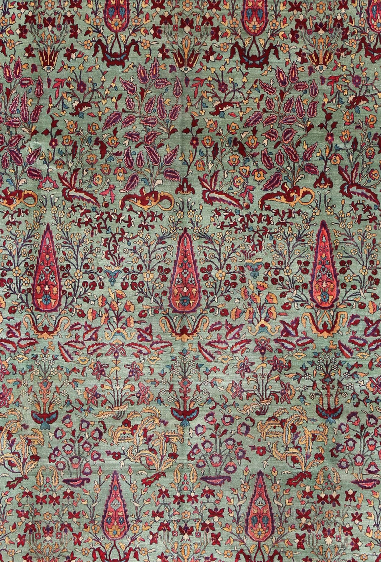 Antiker Agra-Teppich mit geblümtem Muster in Mintgrün, Lila und Burgunderrot (Indisch) im Angebot