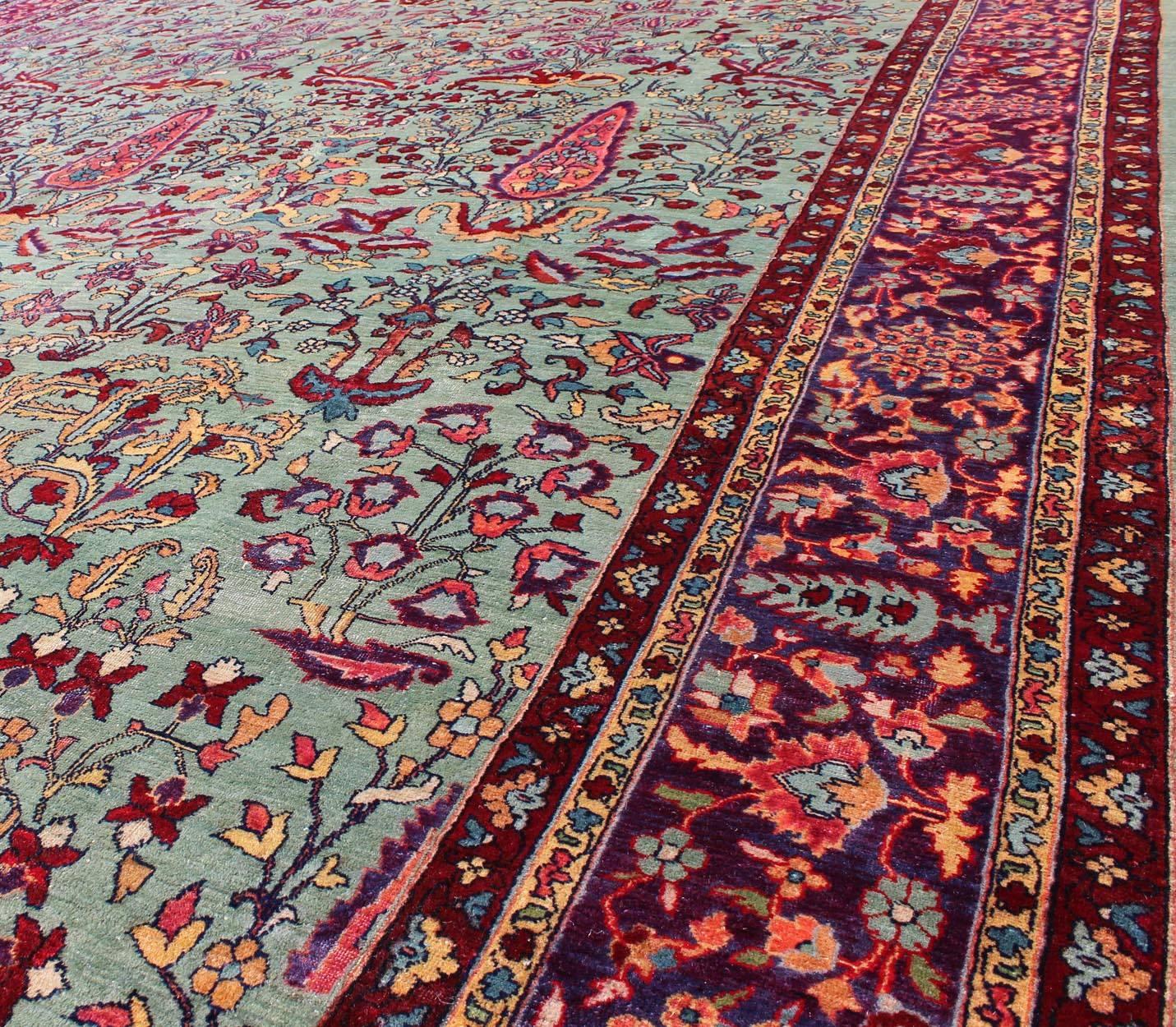 Antiker Agra-Teppich mit geblümtem Muster in Mintgrün, Lila und Burgunderrot im Zustand „Hervorragend“ im Angebot in Atlanta, GA