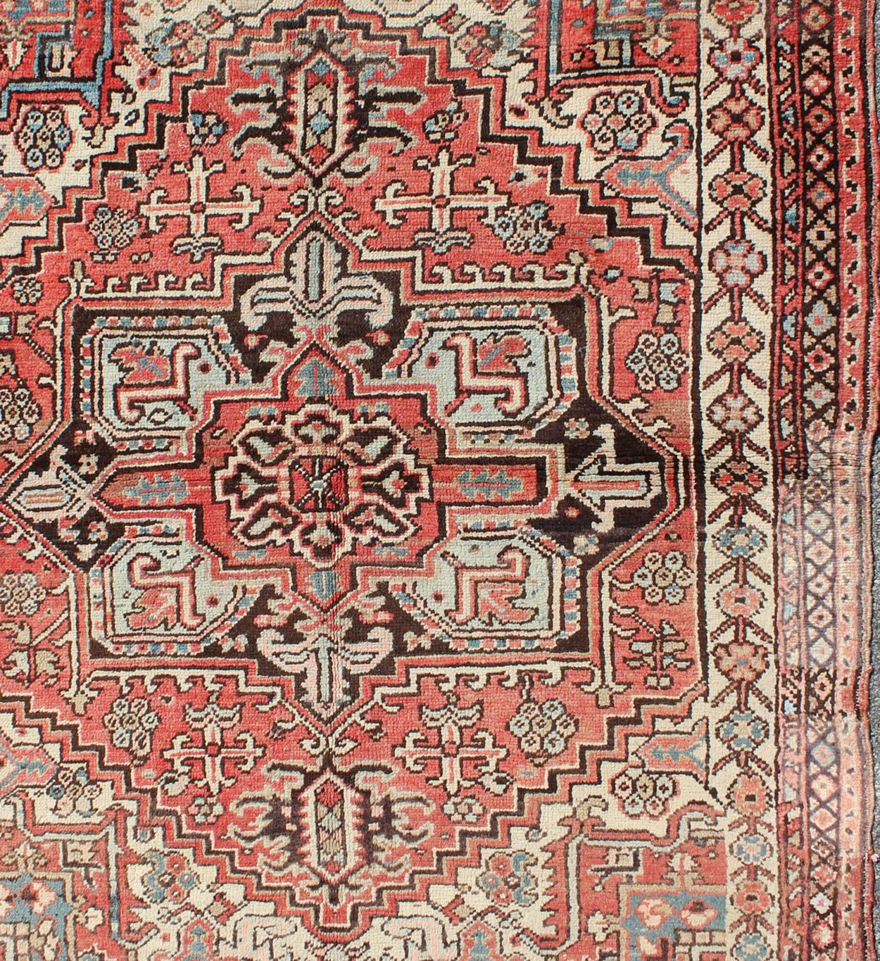 Quadratischer antiker persischer Heriz-Teppich in weichen Farben mit Medaillon (Persisch) im Angebot