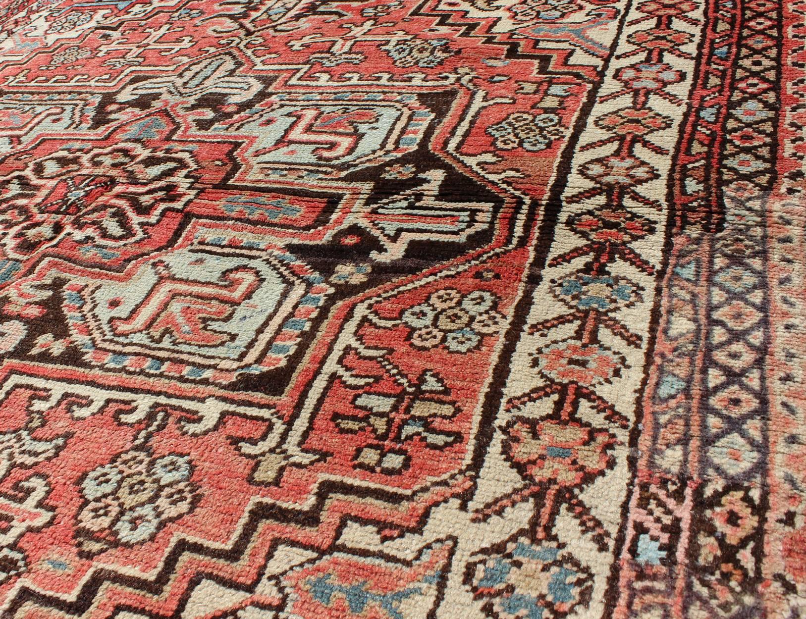 Quadratischer antiker persischer Heriz-Teppich in weichen Farben mit Medaillon (Handgeknüpft) im Angebot